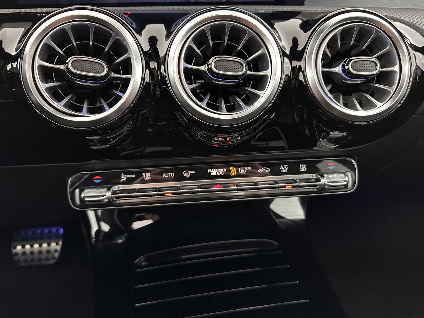 Mercedes-Benz A-Klasse 250 e AMG Limited Business Solution (Plug-in) (INCL-BTW) *PANO | LEATHER-MICROFIBRE | FULL-LED | AMBIENTLIGHT | HEATED-SPORTSEATS | WIDESCREEN-DIGICOCKPIT | DAB+ | NAVI-FULLMAP | CAMERA | PRIVACYGLASS | LANE-ASSIST | DYNAMIC-SELECT | 18'