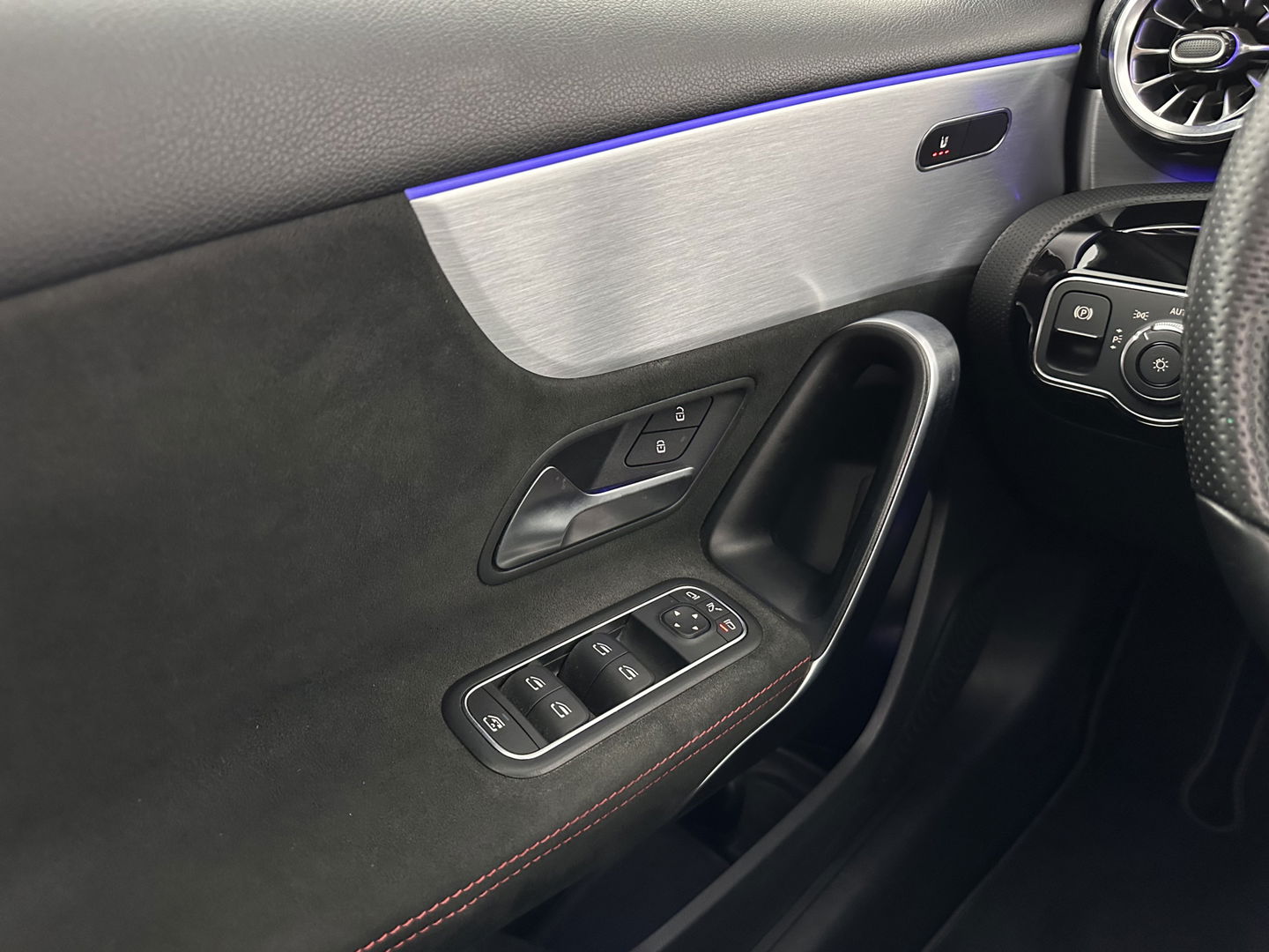 Mercedes-Benz A-Klasse 250 e AMG Limited Business Solution (Plug-in) (INCL-BTW) *PANO | LEATHER-MICROFIBRE | FULL-LED | AMBIENTLIGHT | HEATED-SPORTSEATS | WIDESCREEN-DIGICOCKPIT | DAB+ | NAVI-FULLMAP | CAMERA | PRIVACYGLASS | LANE-ASSIST | DYNAMIC-SELECT | 18'