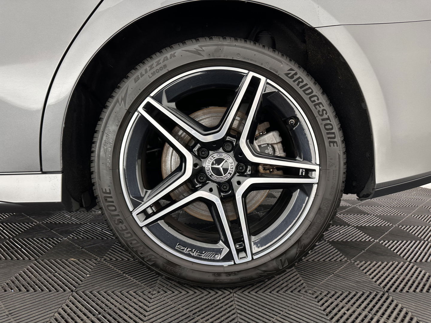 Mercedes-Benz A-Klasse 250 e AMG Limited Business Solution (Plug-in) (INCL-BTW) *PANO | LEATHER-MICROFIBRE | FULL-LED | AMBIENTLIGHT | HEATED-SPORTSEATS | WIDESCREEN-DIGICOCKPIT | DAB+ | NAVI-FULLMAP | CAMERA | PRIVACYGLASS | LANE-ASSIST | DYNAMIC-SELECT | 18'