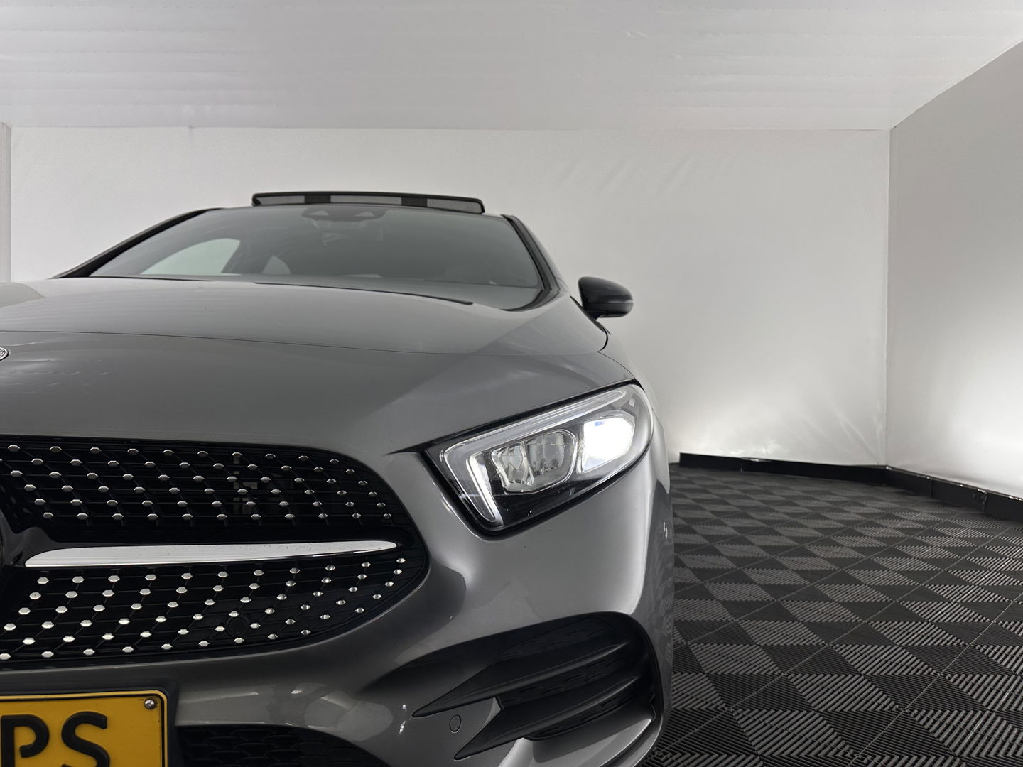 Mercedes-Benz A-Klasse 250 e AMG Limited Business Solution (Plug-in) (INCL-BTW) *PANO | LEATHER-MICROFIBRE | FULL-LED | AMBIENTLIGHT | HEATED-SPORTSEATS | WIDESCREEN-DIGICOCKPIT | DAB+ | NAVI-FULLMAP | CAMERA | PRIVACYGLASS | LANE-ASSIST | DYNAMIC-SELECT | 18'