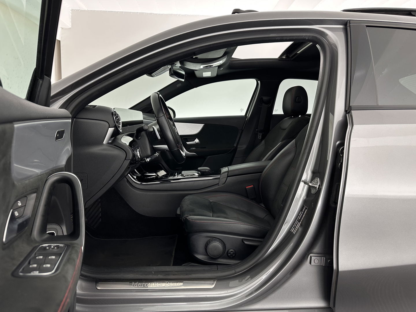 Mercedes-Benz A-Klasse 250 e AMG Limited Business Solution (Plug-in) (INCL-BTW) *PANO | LEATHER-MICROFIBRE | FULL-LED | AMBIENTLIGHT | HEATED-SPORTSEATS | WIDESCREEN-DIGICOCKPIT | DAB+ | NAVI-FULLMAP | CAMERA | PRIVACYGLASS | LANE-ASSIST | DYNAMIC-SELECT | 18'