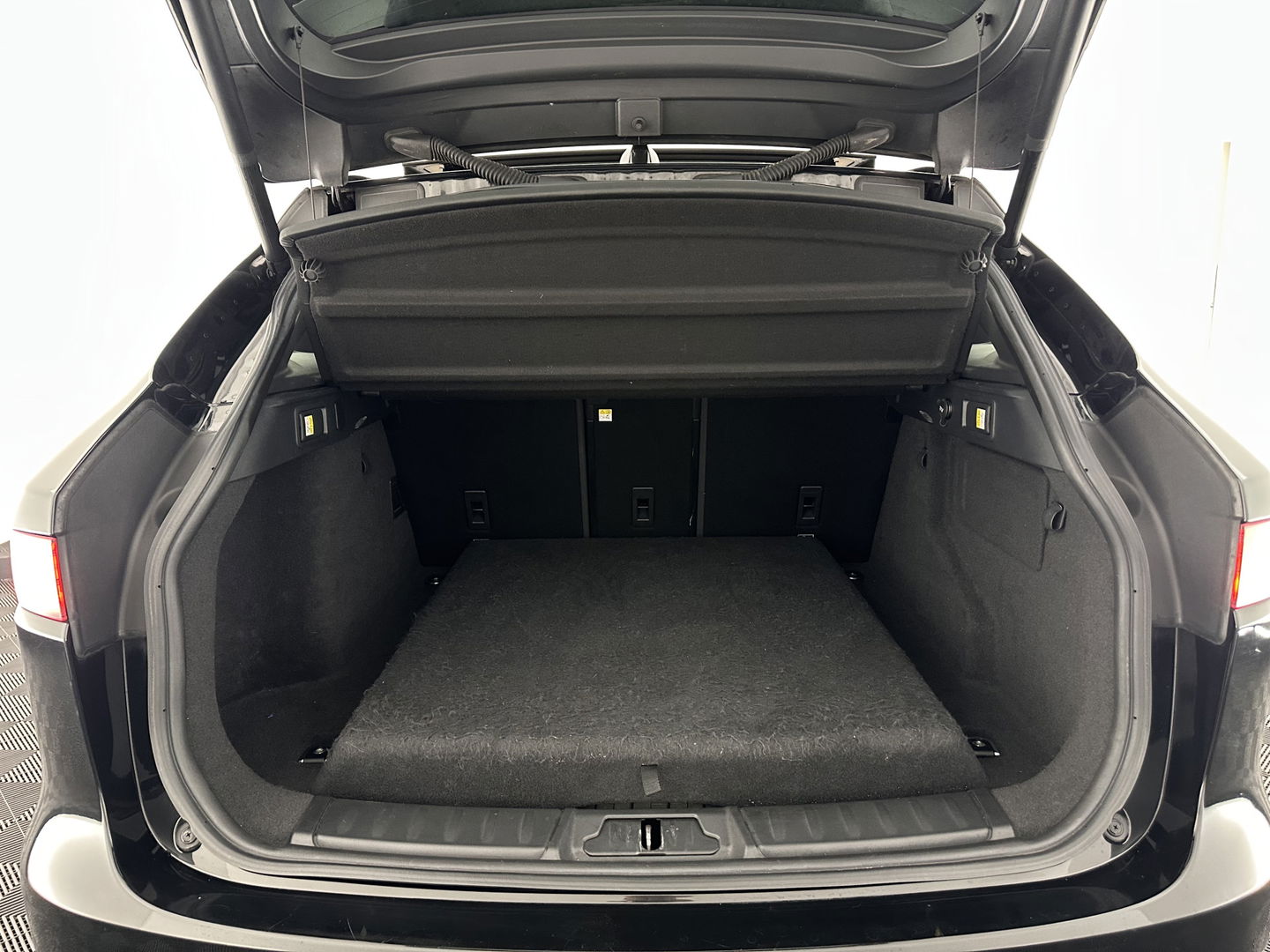 Jaguar F-Pace 3.0 S AWD R-Dynamic Aut *PANO | LEATHER | BLINDSPOT | FULL-LED | MERIDIAN-AUDIO | HEATED-SPORTSEATS | NAVI-FULLMAP | KEYLESS | CAMERA | CARPLAY | SHIFTPADDLES | PDC | LANE-ASSIST | MEMORY-PACK | DIGI-COCKPIT | .