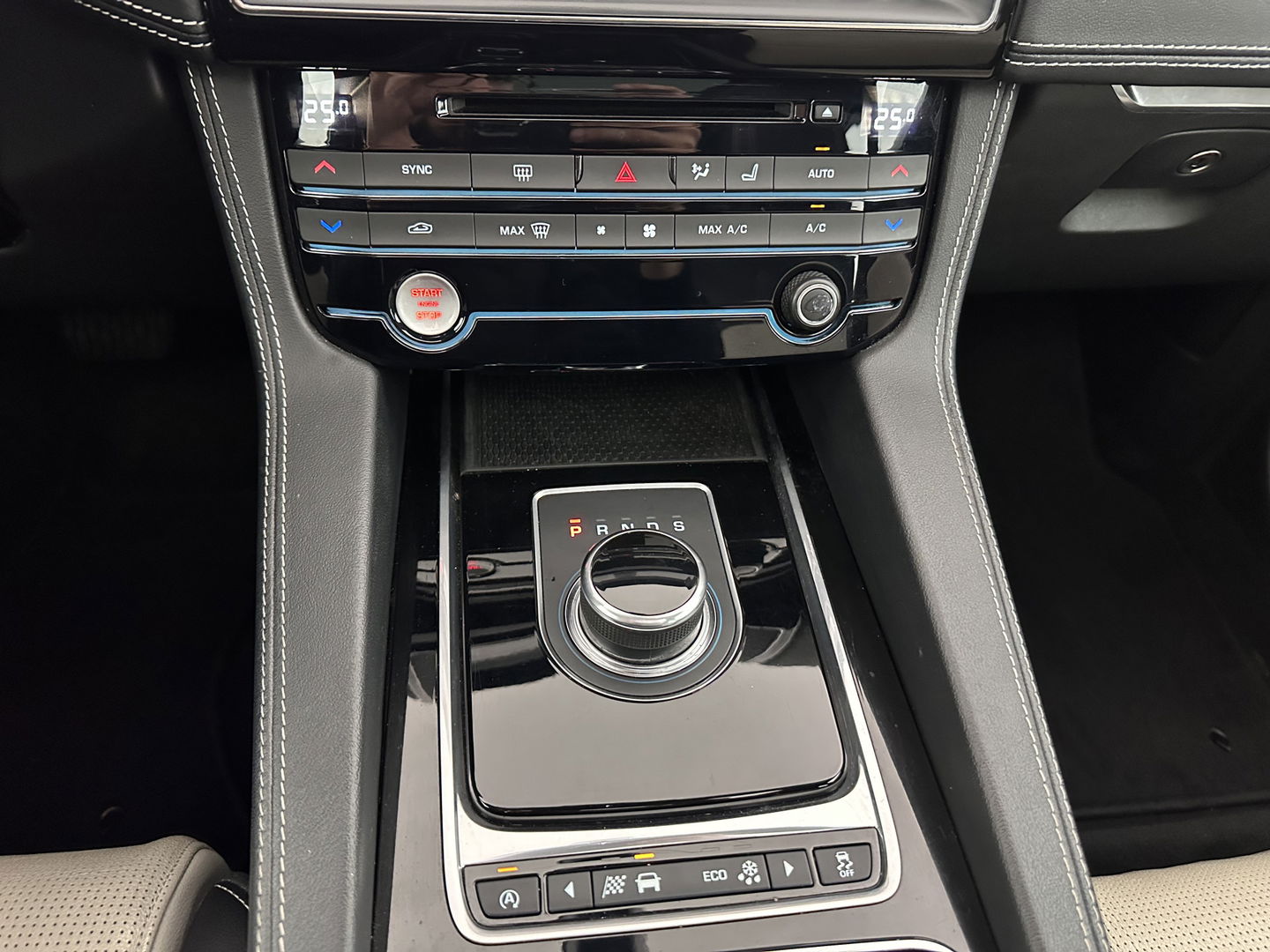 Jaguar F-Pace 3.0 S AWD R-Dynamic Aut *PANO | LEATHER | BLINDSPOT | FULL-LED | MERIDIAN-AUDIO | HEATED-SPORTSEATS | NAVI-FULLMAP | KEYLESS | CAMERA | CARPLAY | SHIFTPADDLES | PDC | LANE-ASSIST | MEMORY-PACK | DIGI-COCKPIT | .