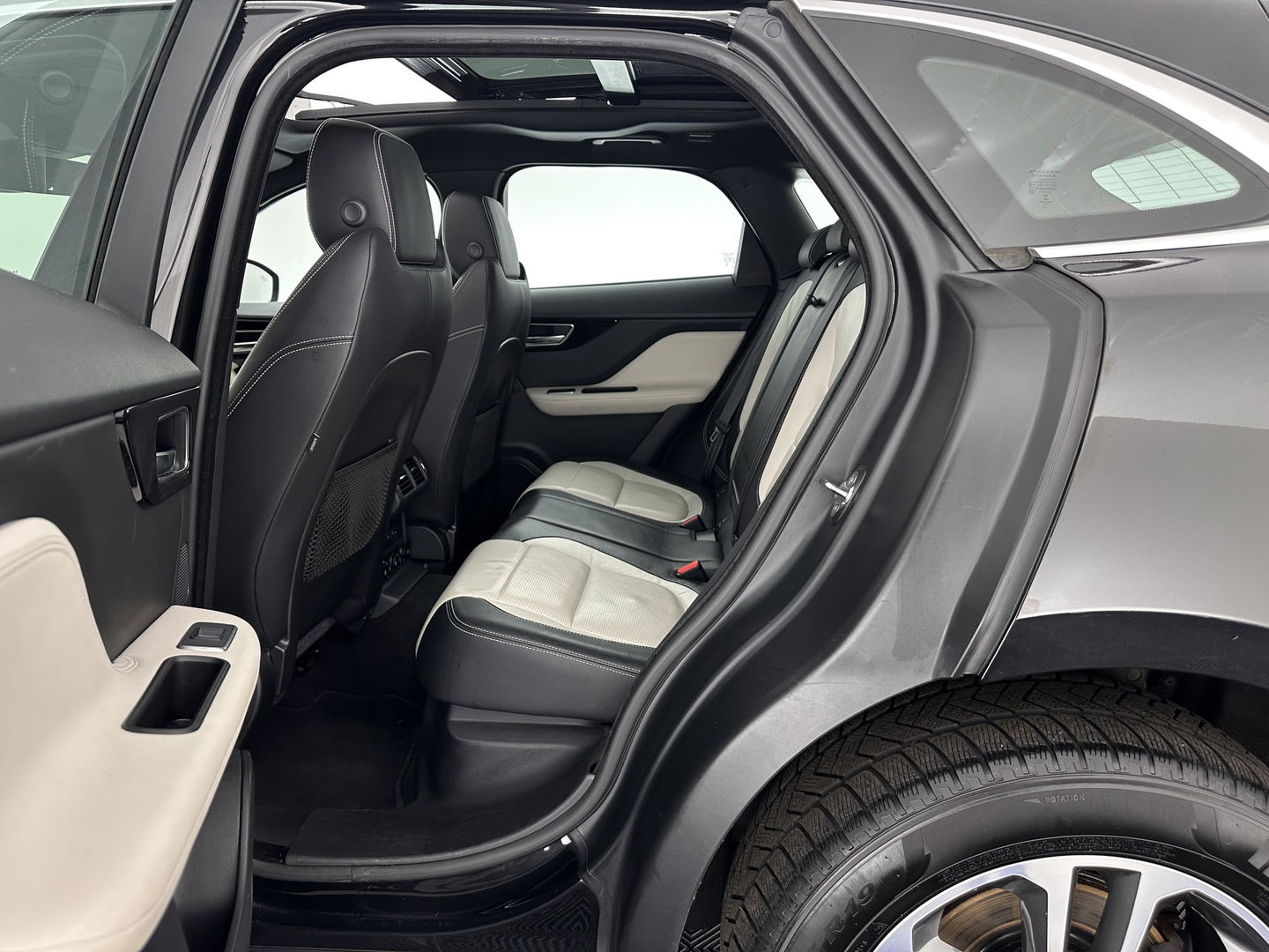 Jaguar F-Pace 3.0 S AWD R-Dynamic Aut *PANO | LEATHER | BLINDSPOT | FULL-LED | MERIDIAN-AUDIO | HEATED-SPORTSEATS | NAVI-FULLMAP | KEYLESS | CAMERA | CARPLAY | SHIFTPADDLES | PDC | LANE-ASSIST | MEMORY-PACK | DIGI-COCKPIT | .