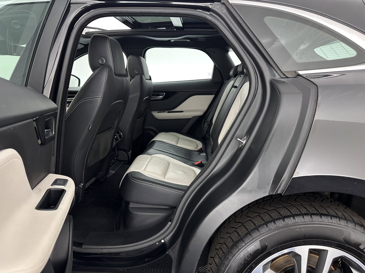 Jaguar F-Pace 3.0 S AWD R-Dynamic Aut *PANO | LEATHER | BLINDSPOT | FULL-LED | MERIDIAN-AUDIO | HEATED-SPORTSEATS | NAVI-FULLMAP | KEYLESS | CAMERA | CARPLAY | SHIFTPADDLES | PDC | LANE-ASSIST | MEMORY-PACK | DIGI-COCKPIT | .