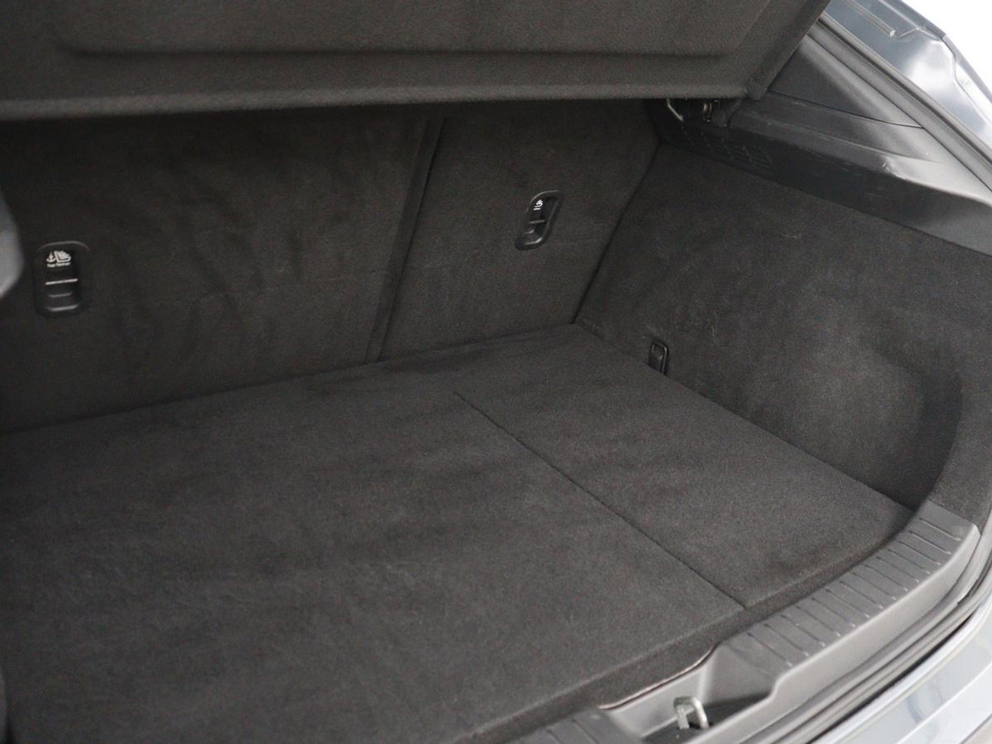 Mazda CX-30 2.0 e-SkyActiv-X M Hybrid Luxury | Leder | Stoelverwarming | Head-Up | Adaptive cruise | Camera | BOSE Sound | Carplay | Navigatie | Keyless | Full LED | Memory | Parkeerhulp