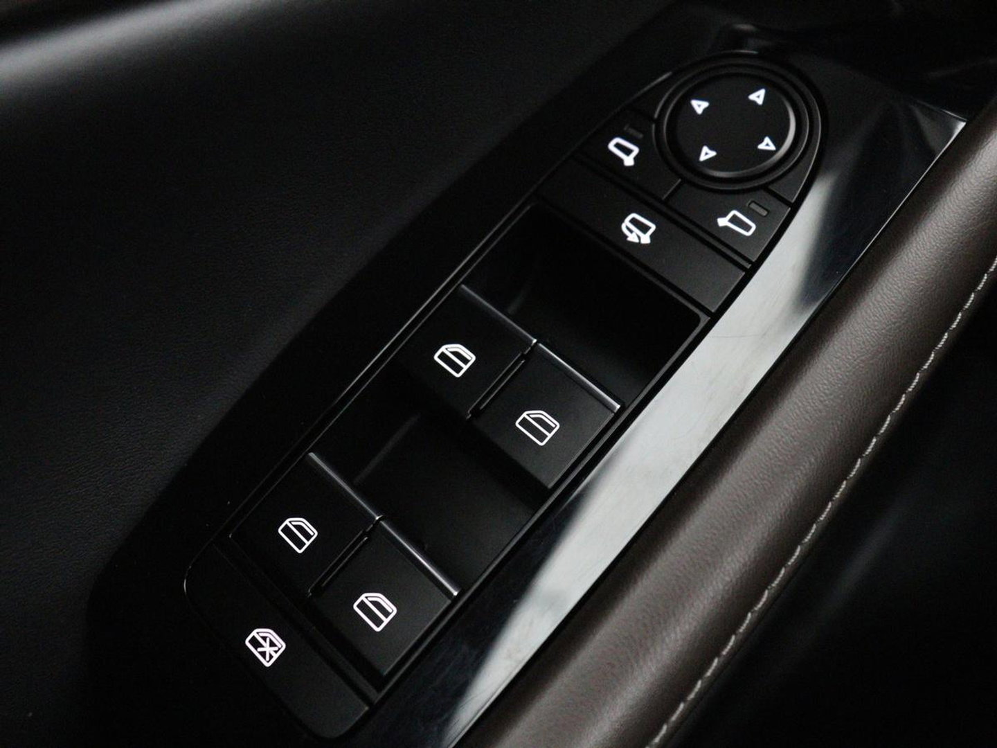 Mazda CX-30 2.0 e-SkyActiv-X M Hybrid Luxury | Leder | Stoelverwarming | Head-Up | Adaptive cruise | Camera | BOSE Sound | Carplay | Navigatie | Keyless | Full LED | Memory | Parkeerhulp