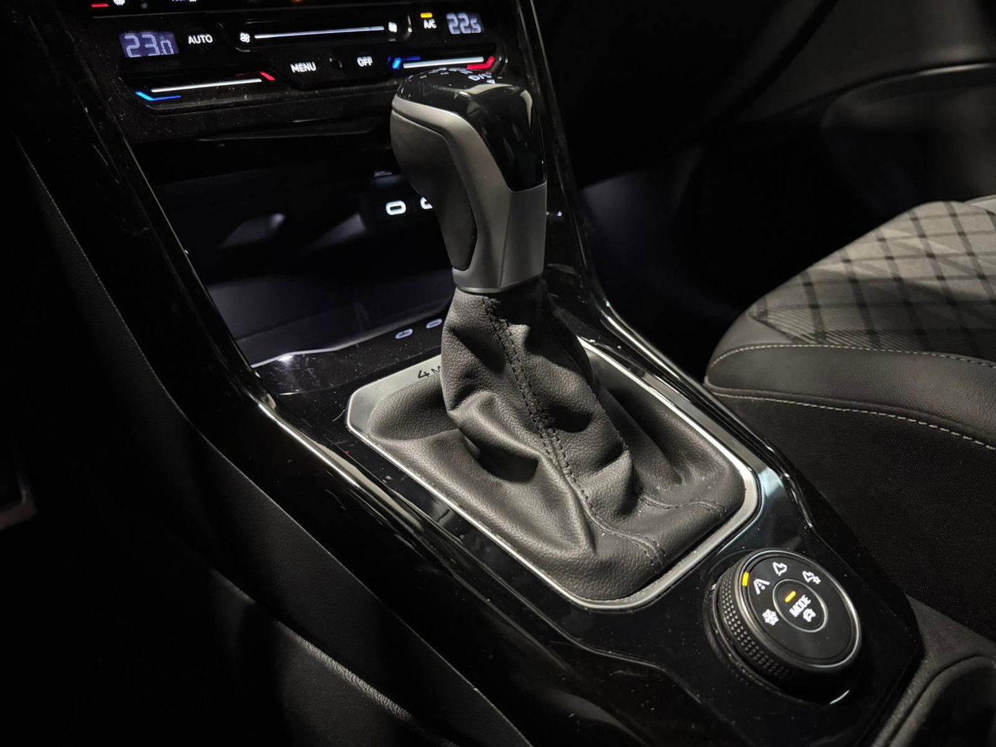 Volkswagen T-Roc 2.0 TSI 4Motion R-Line PANO KEYLESS CAM