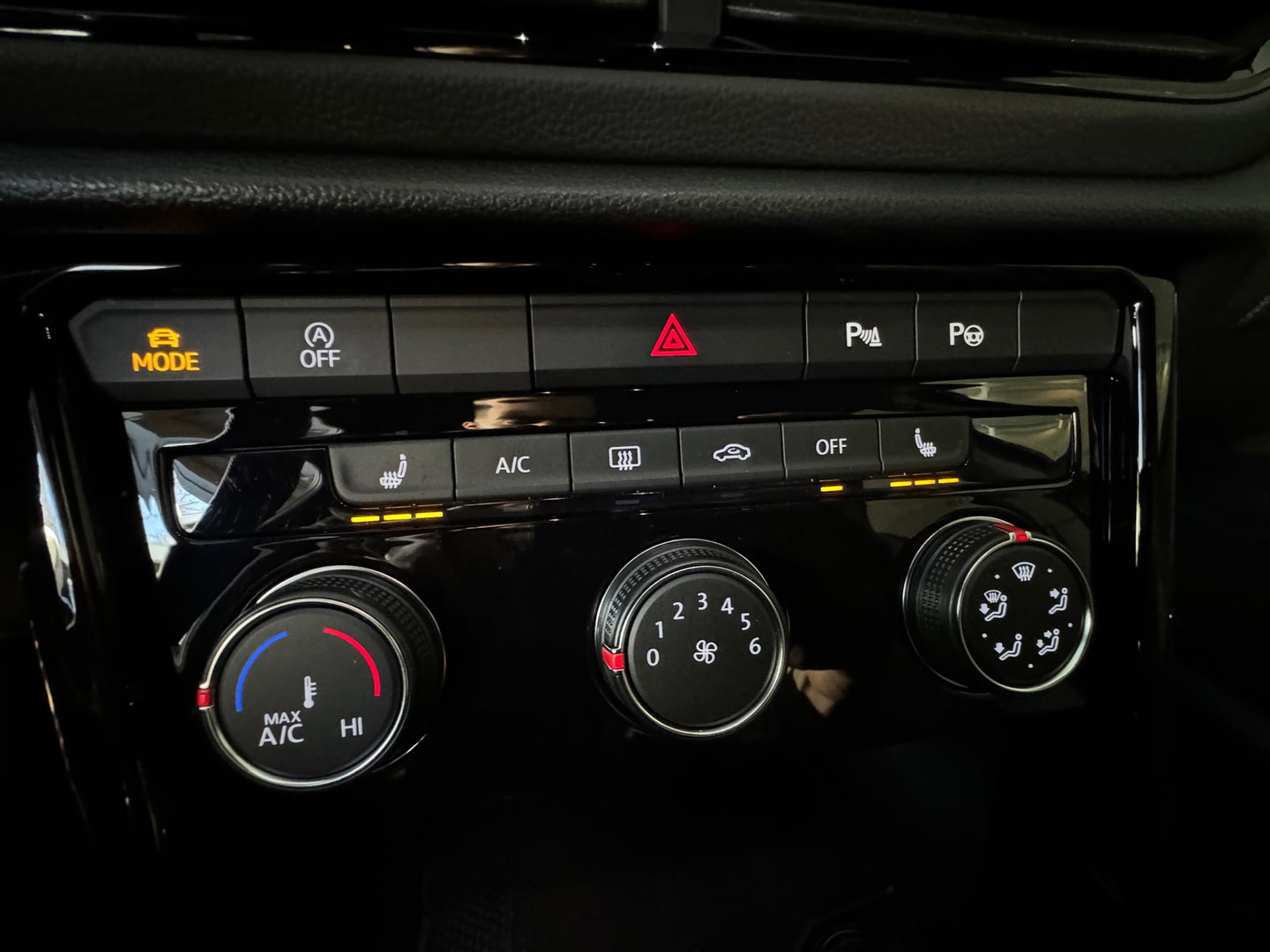 Volkswagen T-Roc 1.5 TSI R-Line Keyless|Camera|IQ|ACC|CarPlay