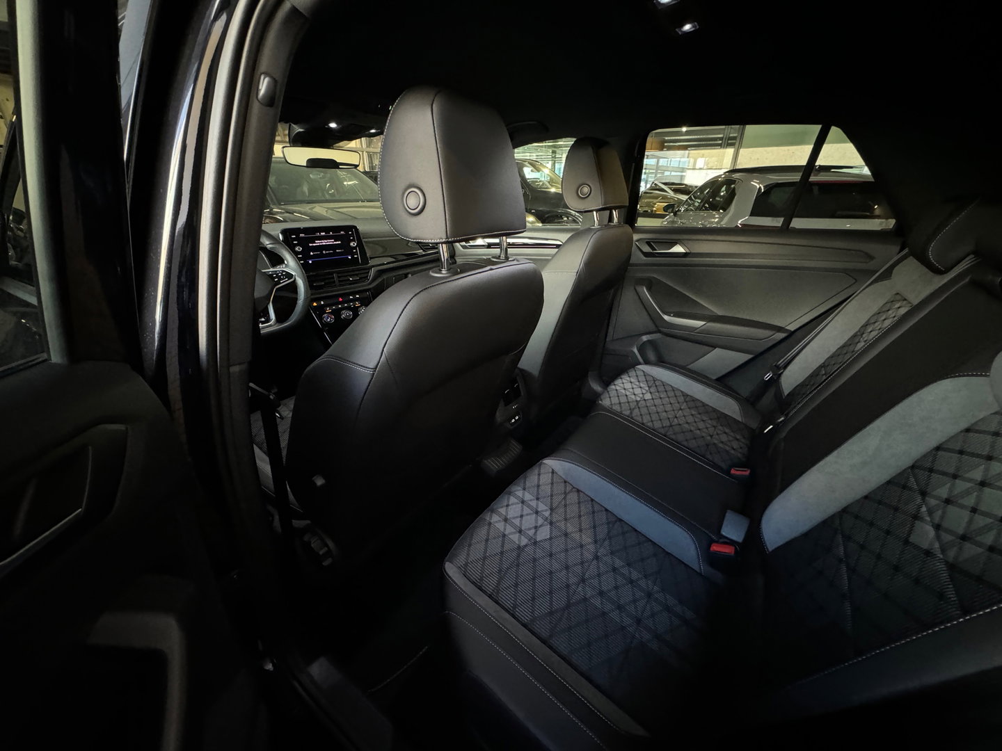 Volkswagen T-Roc 1.5 TSI R-Line Keyless|Camera|IQ|ACC|CarPlay