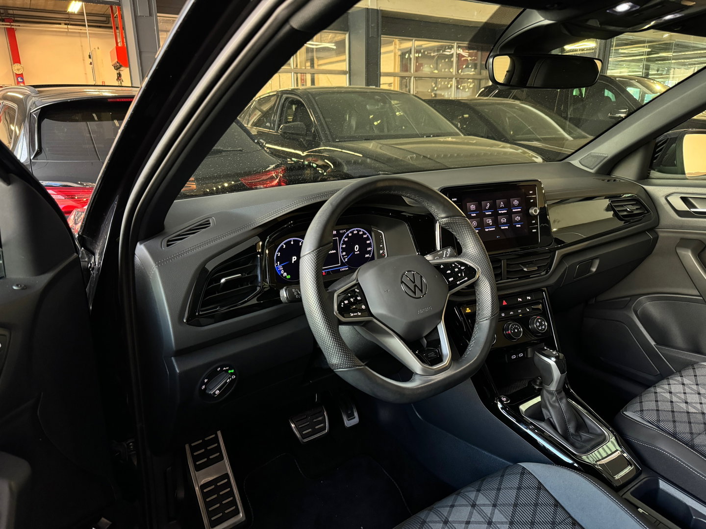 Volkswagen T-Roc 1.5 TSI R-Line Keyless|Camera|IQ|ACC|CarPlay