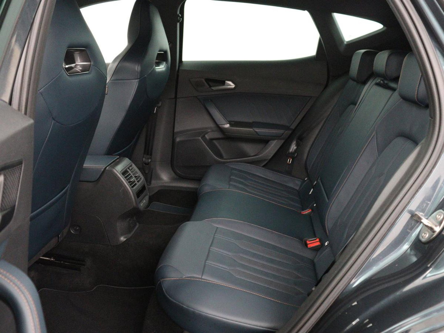 CUPRA Formentor 1.4 eHybrid VZ | SOH 94% | 245pk | Leder | Stoelverwarming | 360 Camera | Carplay | Sfeerverlichting | Navigatie | Adaptive cruise | Memory | Keyless | Full LED | PHEV | Plug In