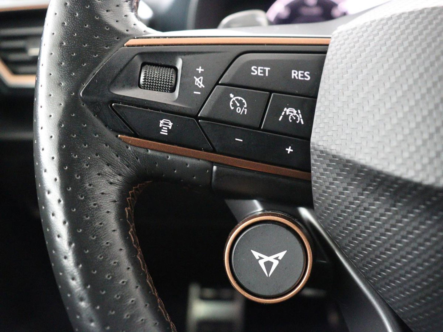 CUPRA Formentor 1.4 eHybrid VZ | SOH 94% | 245pk | Leder | Stoelverwarming | 360 Camera | Carplay | Sfeerverlichting | Navigatie | Adaptive cruise | Memory | Keyless | Full LED | PHEV | Plug In