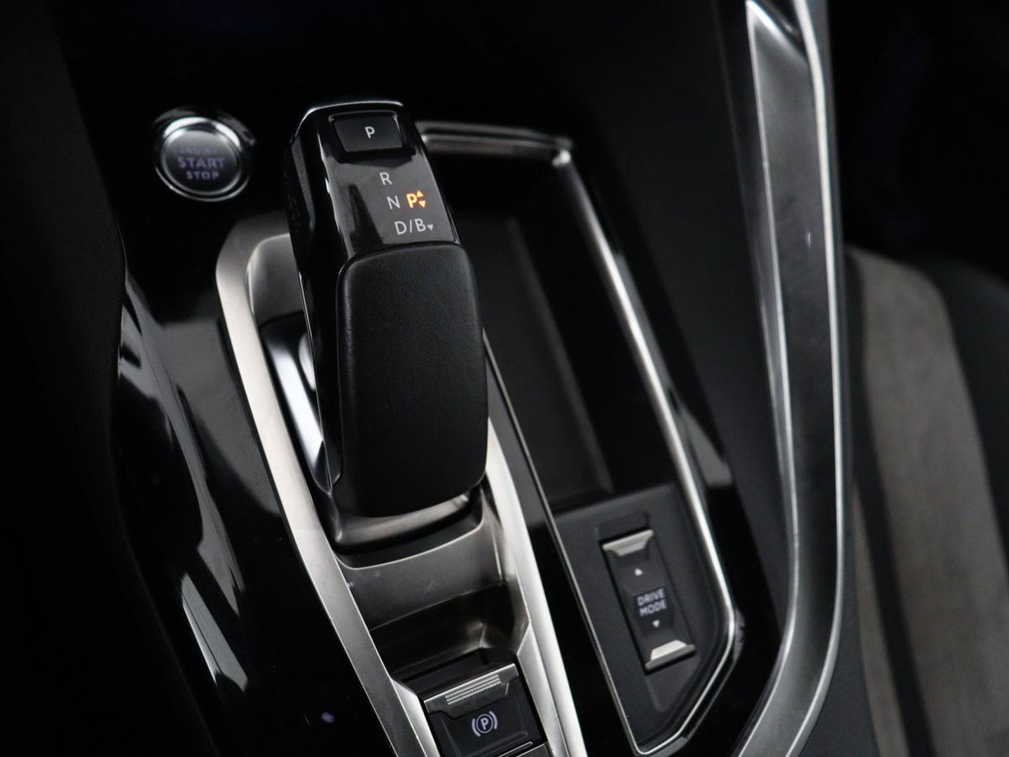 Peugeot 3008 1.6 HYbrid 225 GT Line | SOH 95% | Stoelverwarming | Adaptive cruise | Alcantara | Camera | Carplay | 19'' | Dodehoek detectie | Navigatie | Full LED | Parkeerhulp | Climate control | PHEV | Plug In