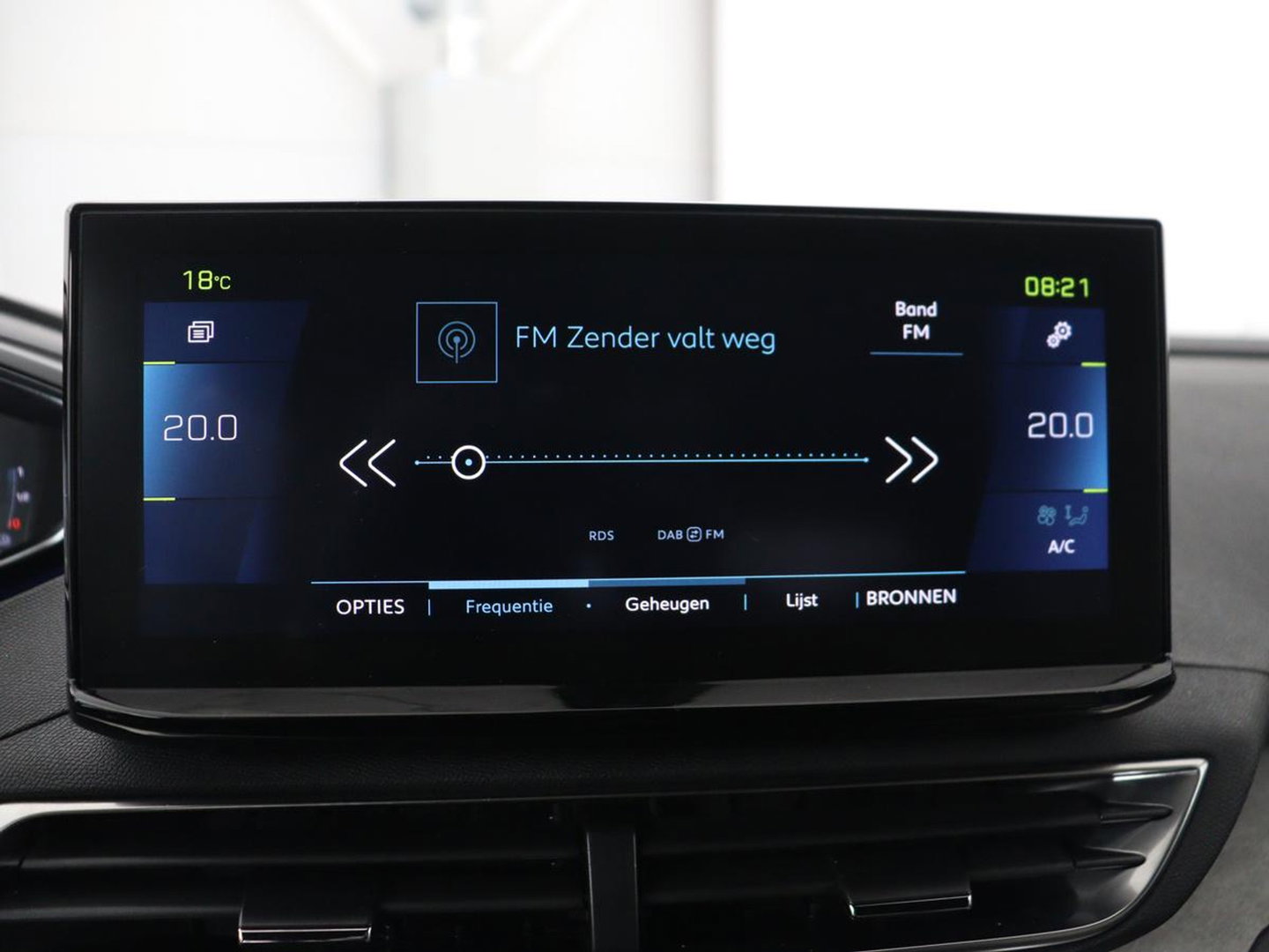 Peugeot 3008 1.6 HYbrid 225 GT Line | SOH 95% | Stoelverwarming | Adaptive cruise | Alcantara | Camera | Carplay | 19'' | Dodehoek detectie | Navigatie | Full LED | Parkeerhulp | Climate control | PHEV | Plug In