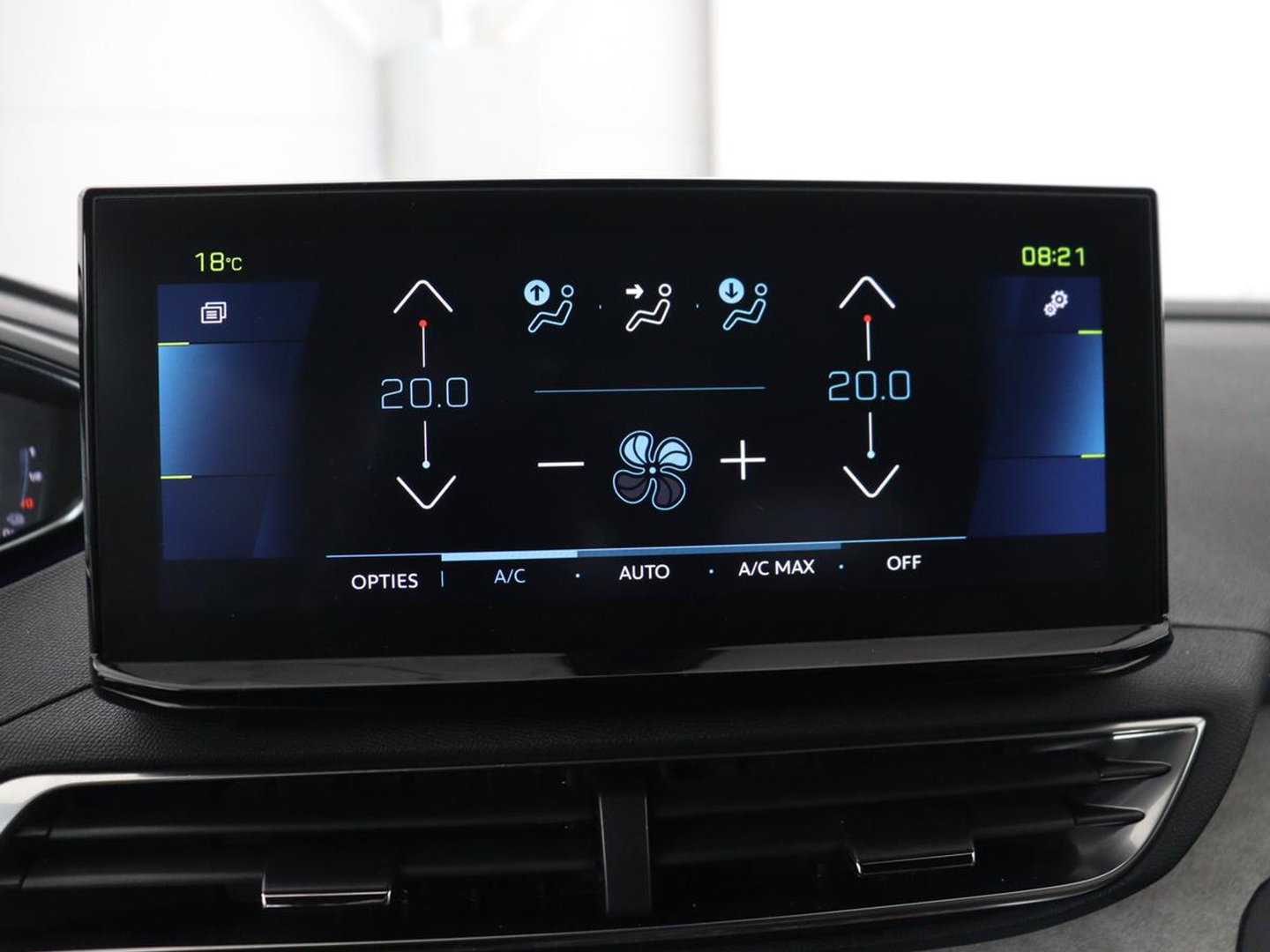 Peugeot 3008 1.6 HYbrid 225 GT Line | SOH 95% | Stoelverwarming | Adaptive cruise | Alcantara | Camera | Carplay | 19'' | Dodehoek detectie | Navigatie | Full LED | Parkeerhulp | Climate control | PHEV | Plug In