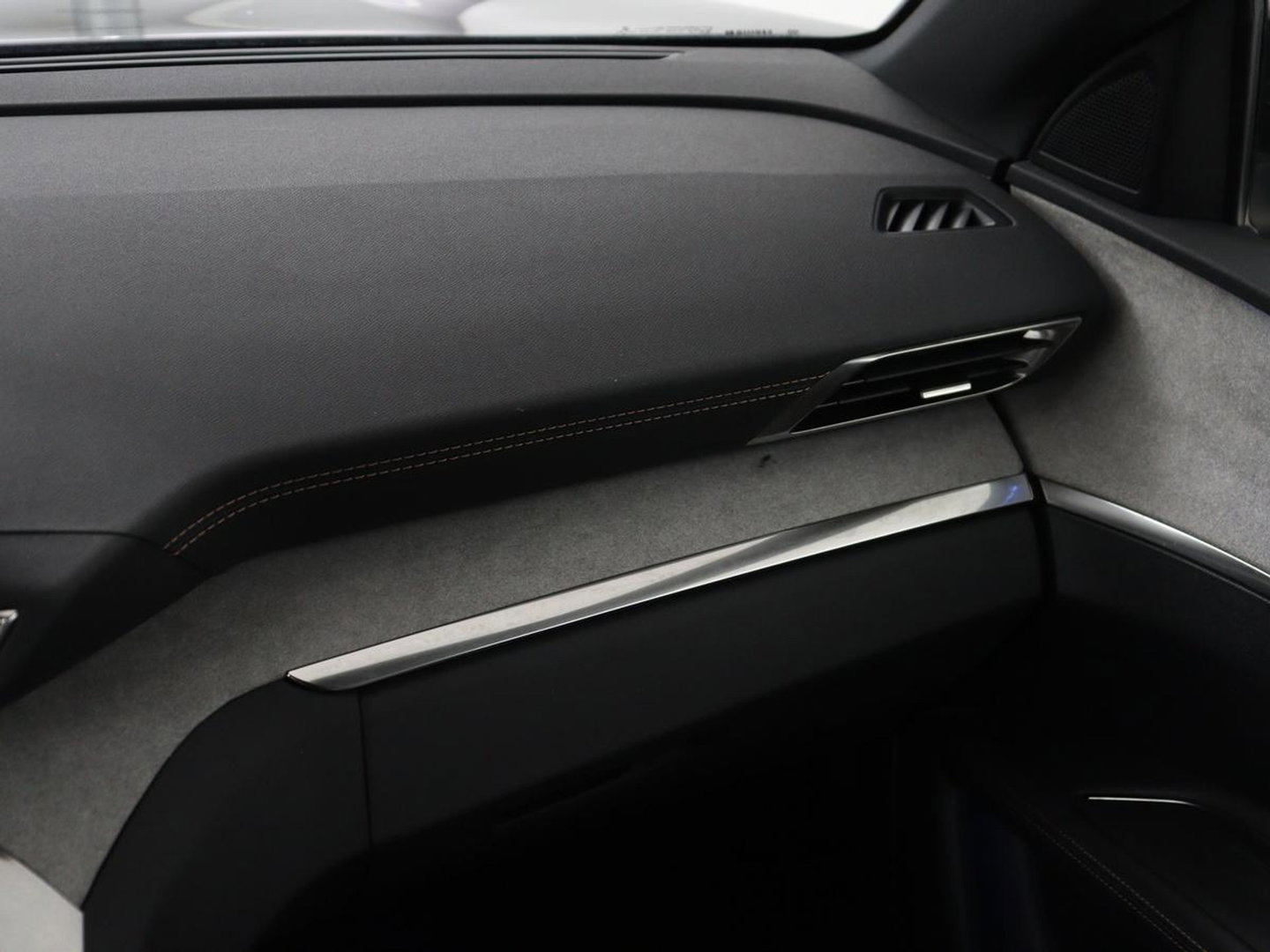 Peugeot 3008 1.6 HYbrid 225 GT Line | SOH 95% | Stoelverwarming | Adaptive cruise | Alcantara | Camera | Carplay | 19'' | Dodehoek detectie | Navigatie | Full LED | Parkeerhulp | Climate control | PHEV | Plug In