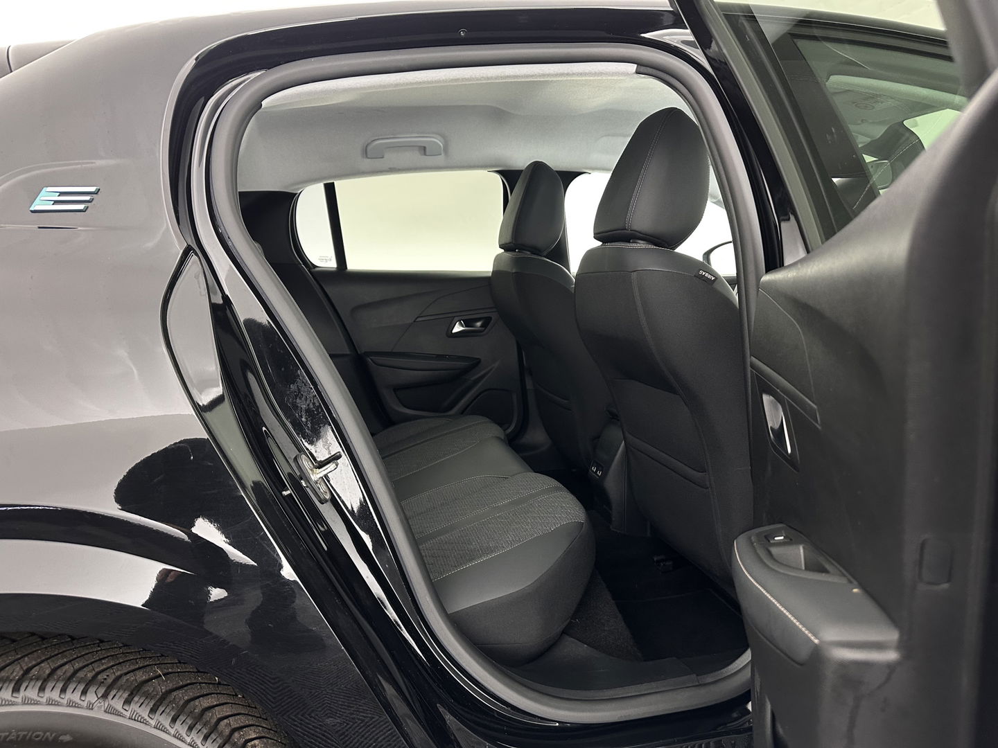 Peugeot e-208 EV Style 50 kWh [3-Fase-11kW] {SOH-96%} (INCL-BTW) Aut. *LEATHER-FABRIC | FULL-LED | HEATED-SPORTSEATS | KEYLESS | PRIVACYGLASS | DAB+ | NAVI-FULLMAP | ECC | PDC | CRUISE | CARBON-INLAY | DIGI-COCKPIT | 16''ALU*