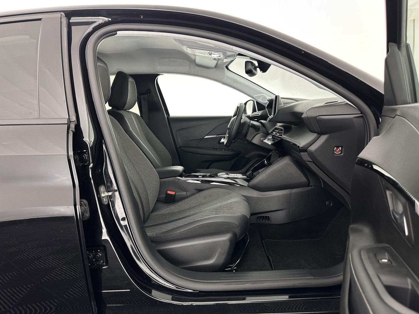 Peugeot e-208 EV Style 50 kWh [3-Fase-11kW] {SOH-96%} (INCL-BTW) Aut. *LEATHER-FABRIC | FULL-LED | HEATED-SPORTSEATS | KEYLESS | PRIVACYGLASS | DAB+ | NAVI-FULLMAP | ECC | PDC | CRUISE | CARBON-INLAY | DIGI-COCKPIT | 16''ALU*