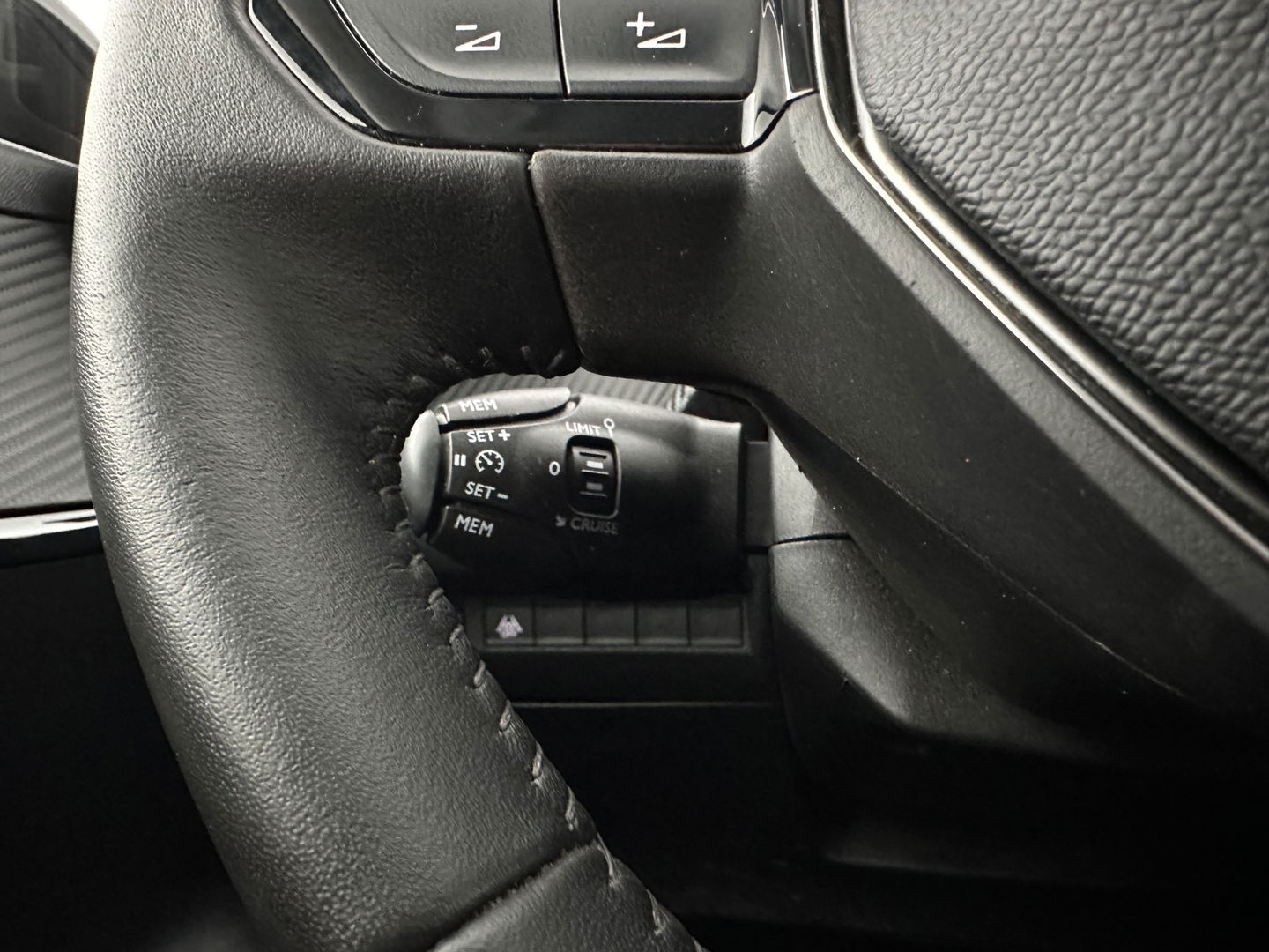 Peugeot e-208 EV Style 50 kWh [3-Fase-11kW] {SOH-96%} (INCL-BTW) Aut. *LEATHER-FABRIC | FULL-LED | HEATED-SPORTSEATS | KEYLESS | PRIVACYGLASS | DAB+ | NAVI-FULLMAP | ECC | PDC | CRUISE | CARBON-INLAY | DIGI-COCKPIT | 16''ALU*