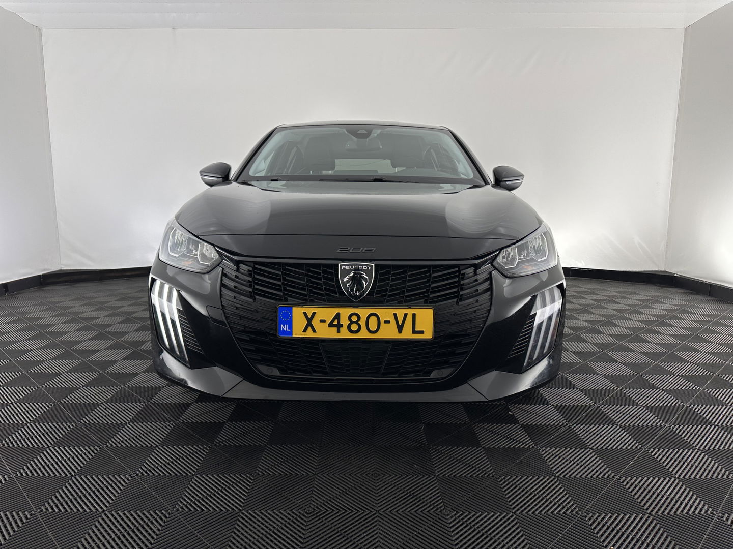 Peugeot e-208 EV Style 50 kWh [3-Fase-11kW] {SOH-96%} (INCL-BTW) Aut. *LEATHER-FABRIC | FULL-LED | HEATED-SPORTSEATS | KEYLESS | PRIVACYGLASS | DAB+ | NAVI-FULLMAP | ECC | PDC | CRUISE | CARBON-INLAY | DIGI-COCKPIT | 16''ALU*