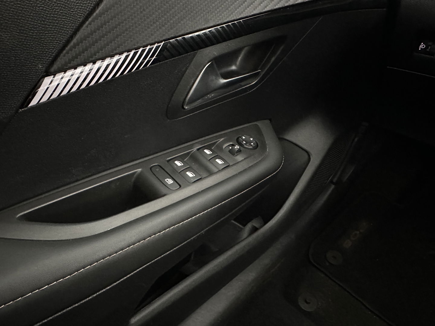 Peugeot e-208 EV Style 50 kWh [3-Fase-11kW] {SOH-96%} (INCL-BTW) Aut. *LEATHER-FABRIC | FULL-LED | HEATED-SPORTSEATS | KEYLESS | PRIVACYGLASS | DAB+ | NAVI-FULLMAP | ECC | PDC | CRUISE | CARBON-INLAY | DIGI-COCKPIT | 16''ALU*