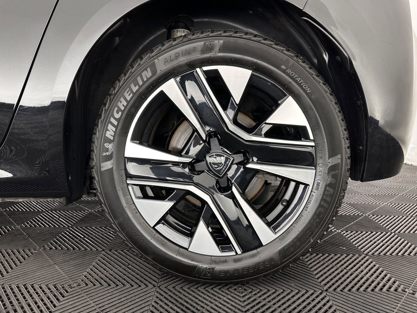 Peugeot e-208 EV Style 50 kWh [3-Fase-11kW] {SOH-96%} (INCL-BTW) Aut. *LEATHER-FABRIC | FULL-LED | HEATED-SPORTSEATS | KEYLESS | PRIVACYGLASS | DAB+ | NAVI-FULLMAP | ECC | PDC | CRUISE | CARBON-INLAY | DIGI-COCKPIT | 16''ALU*