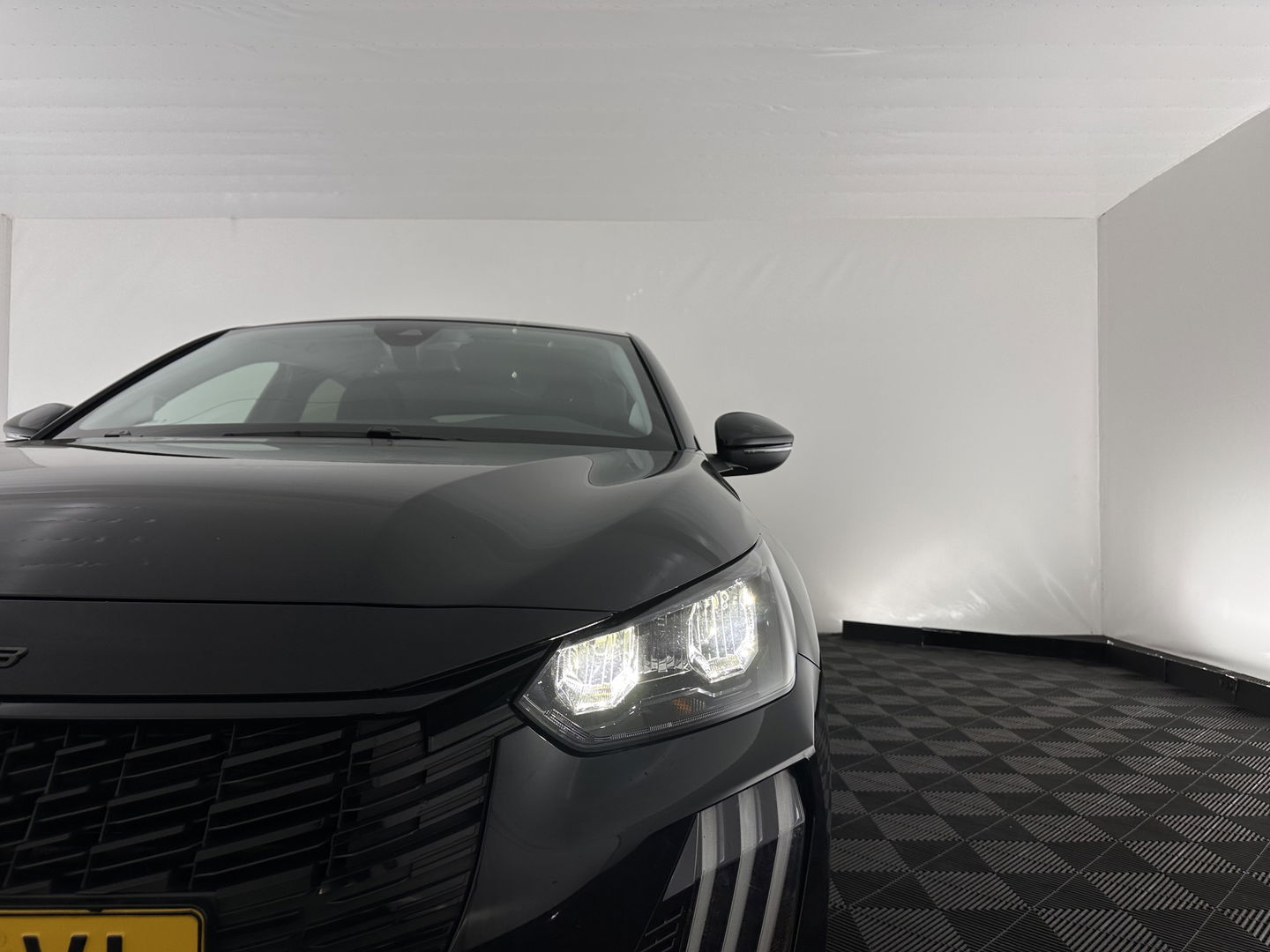 Peugeot e-208 EV Style 50 kWh [3-Fase-11kW] {SOH-96%} (INCL-BTW) Aut. *LEATHER-FABRIC | FULL-LED | HEATED-SPORTSEATS | KEYLESS | PRIVACYGLASS | DAB+ | NAVI-FULLMAP | ECC | PDC | CRUISE | CARBON-INLAY | DIGI-COCKPIT | 16''ALU*