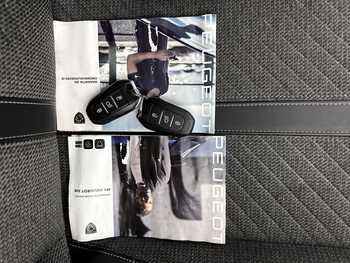 Peugeot e-208 EV Style 50 kWh [3-Fase-11kW] {SOH-96%} (INCL-BTW) Aut. *LEATHER-FABRIC | FULL-LED | HEATED-SPORTSEATS | KEYLESS | PRIVACYGLASS | DAB+ | NAVI-FULLMAP | ECC | PDC | CRUISE | CARBON-INLAY | DIGI-COCKPIT | 16''ALU*