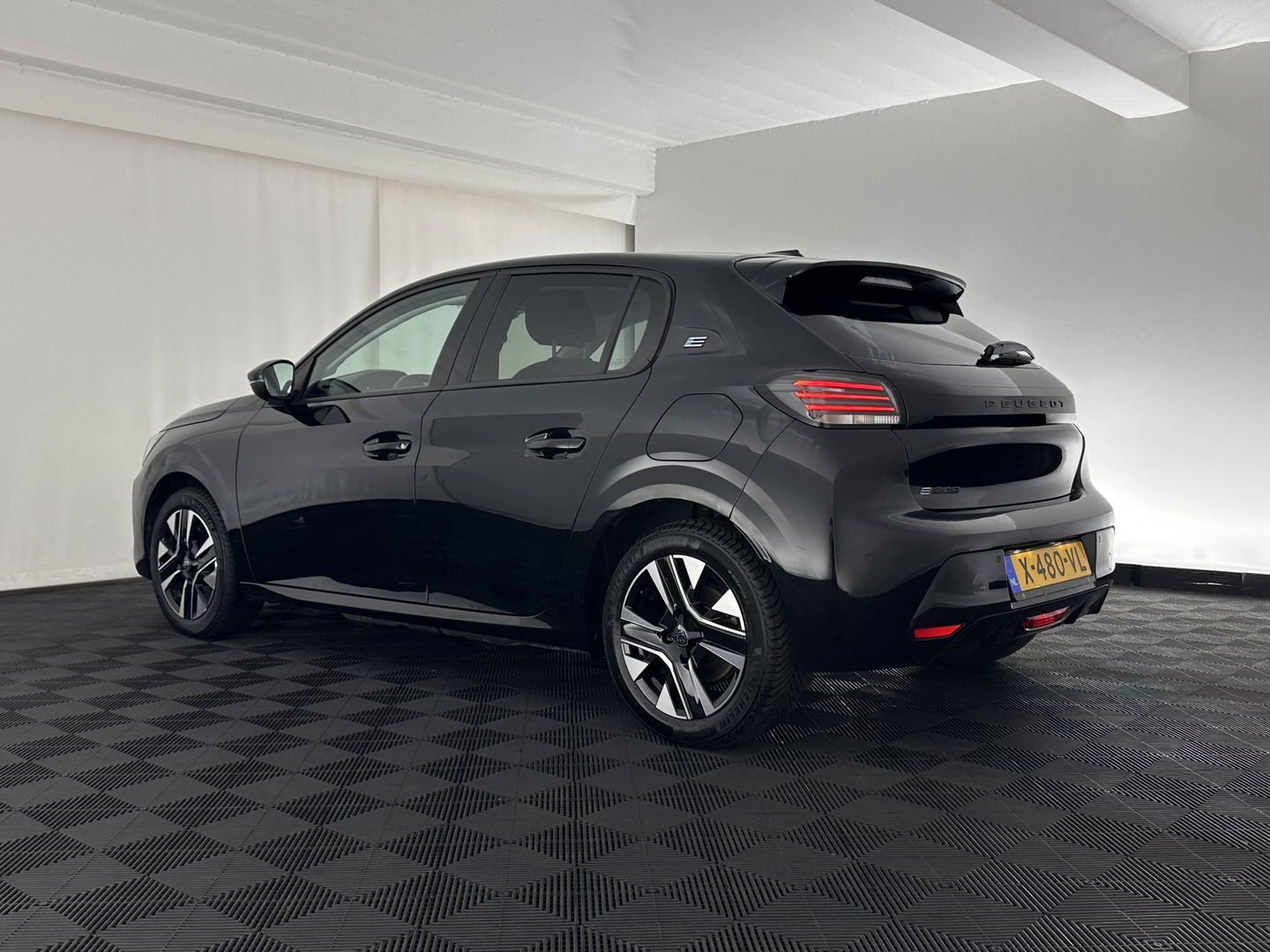 Peugeot e-208 EV Style 50 kWh [3-Fase-11kW] {SOH-96%} (INCL-BTW) Aut. *LEATHER-FABRIC | FULL-LED | HEATED-SPORTSEATS | KEYLESS | PRIVACYGLASS | DAB+ | NAVI-FULLMAP | ECC | PDC | CRUISE | CARBON-INLAY | DIGI-COCKPIT | 16''ALU*