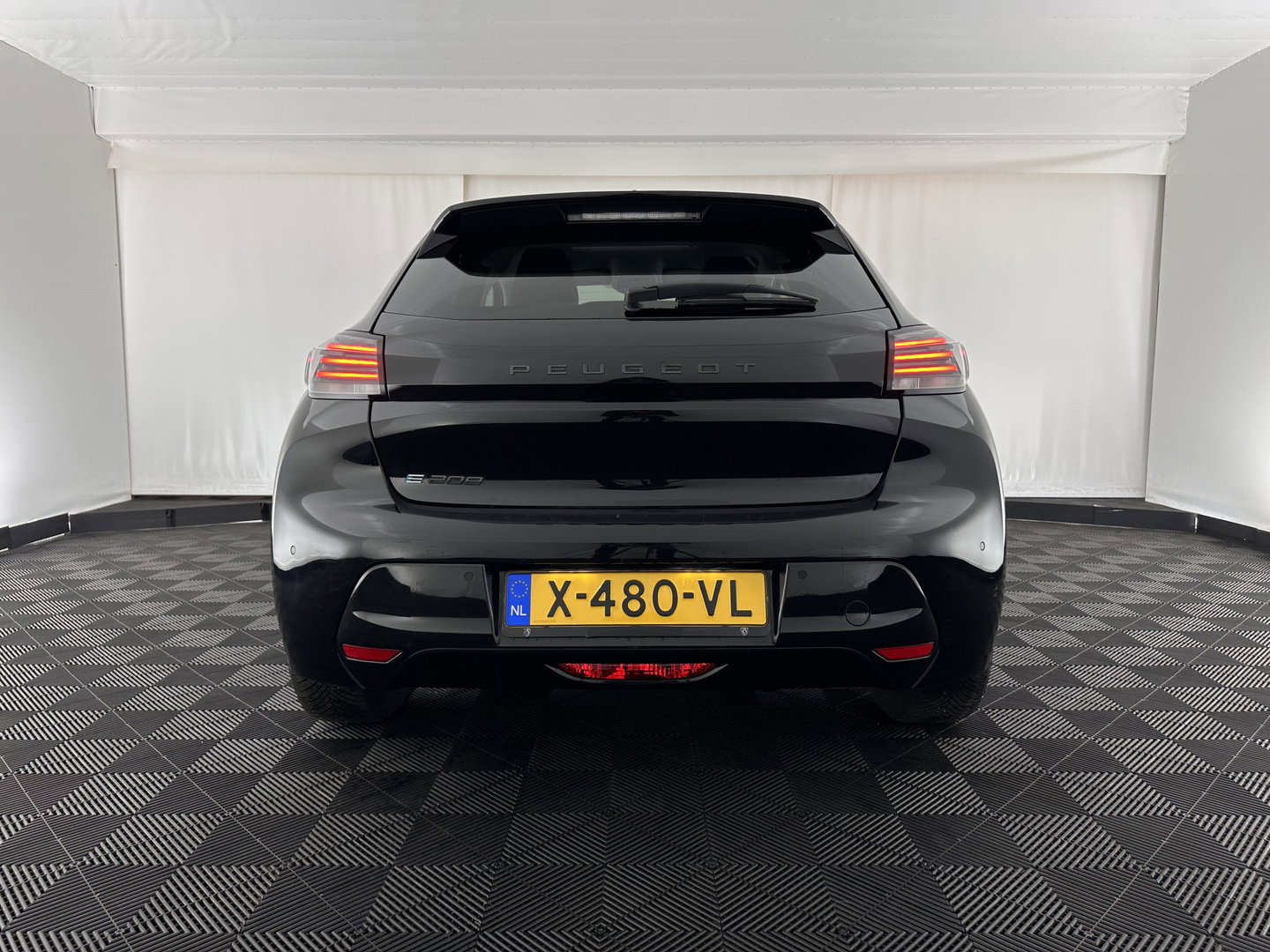 Peugeot e-208 EV Style 50 kWh [3-Fase-11kW] {SOH-96%} (INCL-BTW) Aut. *LEATHER-FABRIC | FULL-LED | HEATED-SPORTSEATS | KEYLESS | PRIVACYGLASS | DAB+ | NAVI-FULLMAP | ECC | PDC | CRUISE | CARBON-INLAY | DIGI-COCKPIT | 16''ALU*