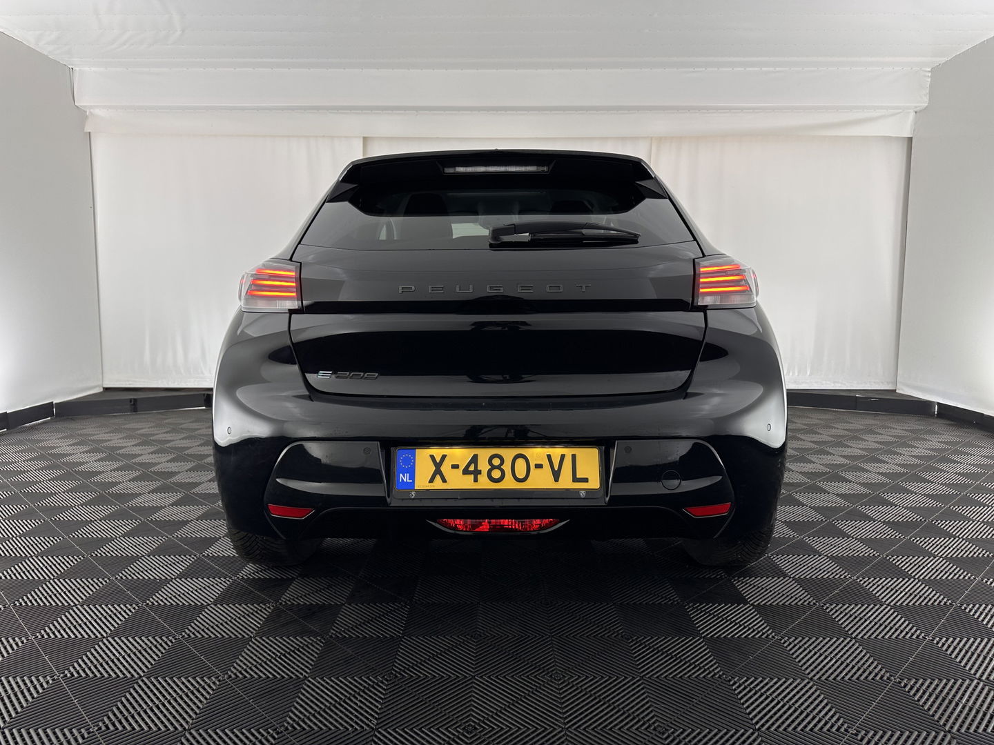 Peugeot e-208 EV Style 50 kWh [3-Fase-11kW] {SOH-96%} (INCL-BTW) Aut. *LEATHER-FABRIC | FULL-LED | HEATED-SPORTSEATS | KEYLESS | PRIVACYGLASS | DAB+ | NAVI-FULLMAP | ECC | PDC | CRUISE | CARBON-INLAY | DIGI-COCKPIT | 16''ALU*