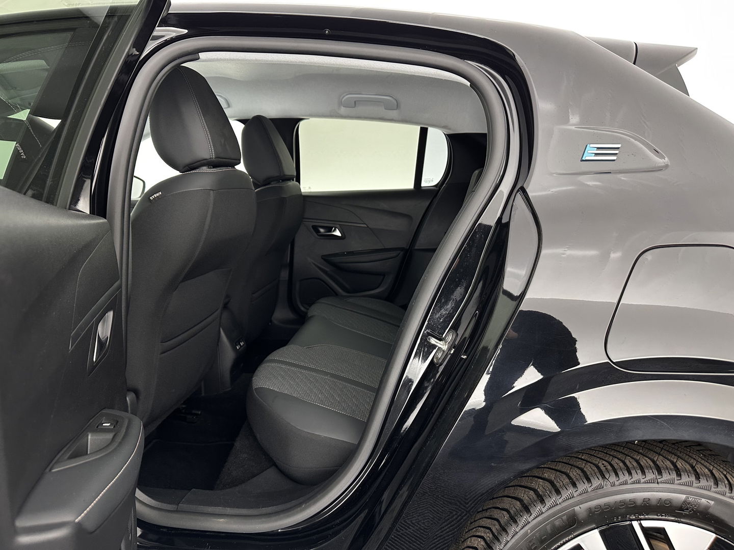 Peugeot e-208 EV Style 50 kWh [3-Fase-11kW] {SOH-96%} (INCL-BTW) Aut. *LEATHER-FABRIC | FULL-LED | HEATED-SPORTSEATS | KEYLESS | PRIVACYGLASS | DAB+ | NAVI-FULLMAP | ECC | PDC | CRUISE | CARBON-INLAY | DIGI-COCKPIT | 16''ALU*