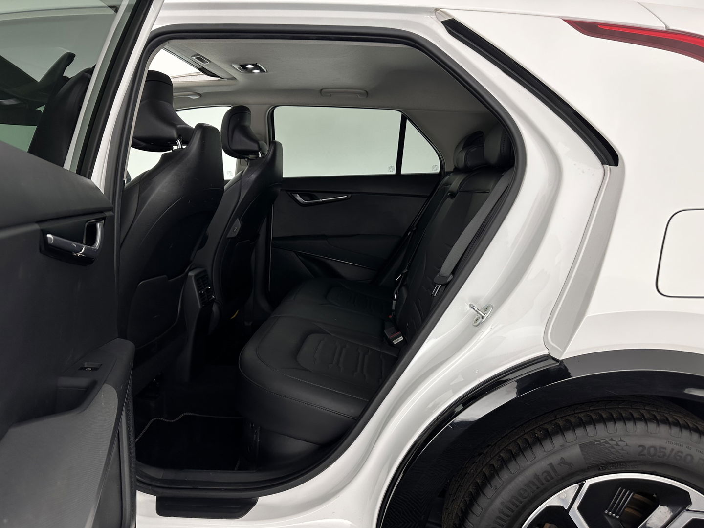 Kia Niro 1.6 GDi Hybrid Dynamic Plus Line (INCL-BTW) Aut. *PANO | HEAD-UP | LEATHER | DIGI-COCKPIT | NAVI-FULLMAP | DAB | ADAPTIVE-CRUISE | CAMERA | HEATED-COMFORTSEATS | KEYLESS | PRIVACYGLASS | SHIFTPADDLES | CARPLAY | TOWBAR | 16"