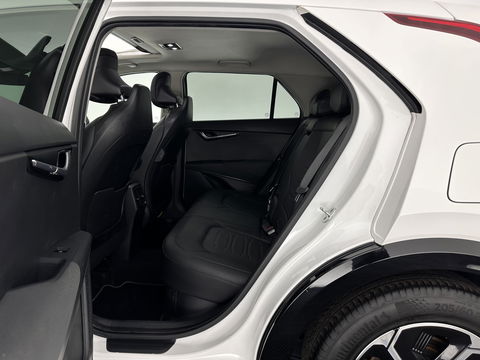 Kia Niro 1.6 GDi Hybrid Dynamic Plus Line (INCL-BTW) Aut. *PANO | HEAD-UP | LEATHER | DIGI-COCKPIT | NAVI-FULLMAP | DAB | ADAPTIVE-CRUISE | CAMERA | HEATED-COMFORTSEATS | KEYLESS | PRIVACYGLASS | SHIFTPADDLES | CARPLAY | TOWBAR | 16"