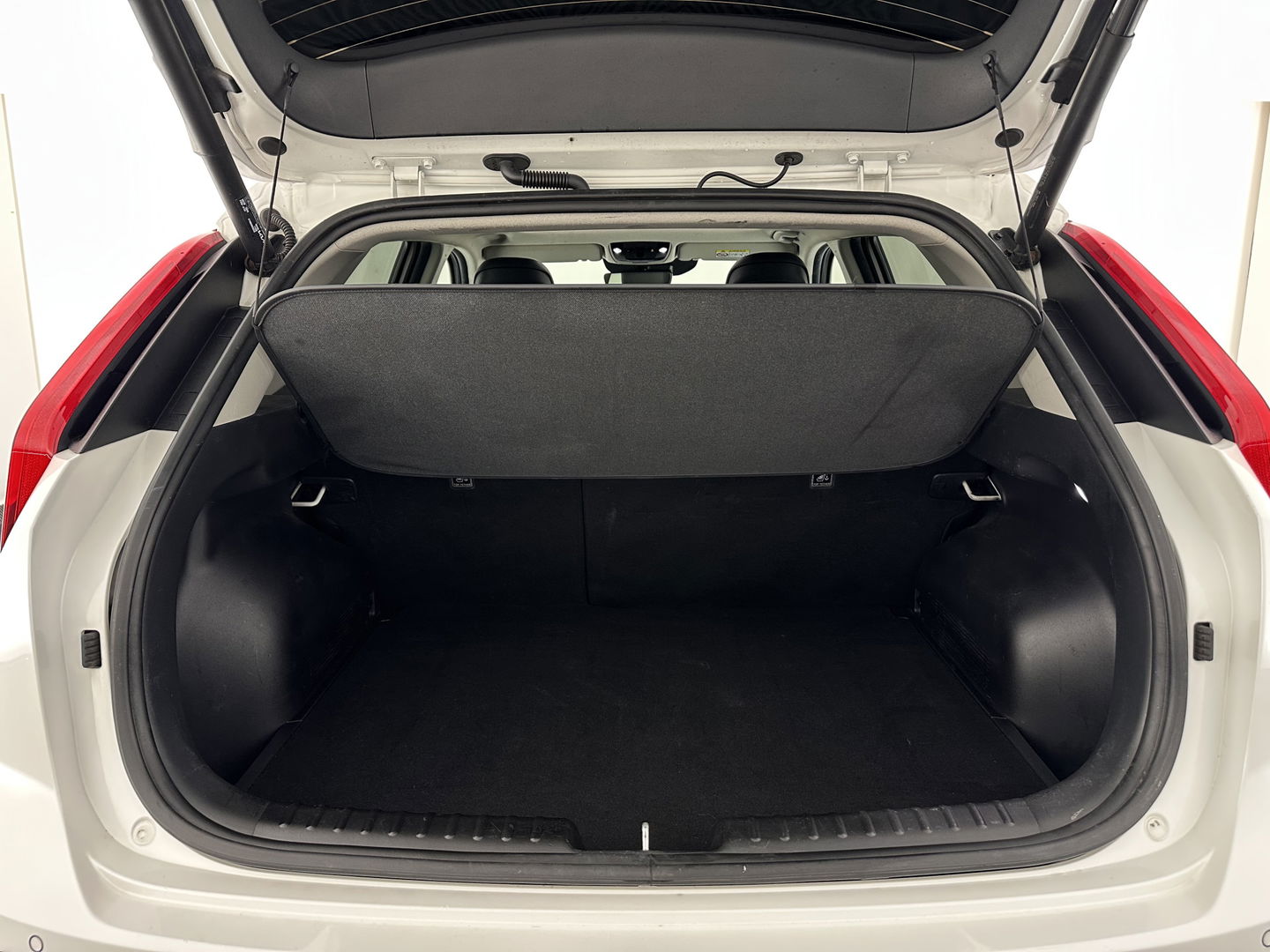 Kia Niro 1.6 GDi Hybrid Dynamic Plus Line (INCL-BTW) Aut. *PANO | HEAD-UP | LEATHER | DIGI-COCKPIT | NAVI-FULLMAP | DAB | ADAPTIVE-CRUISE | CAMERA | HEATED-COMFORTSEATS | KEYLESS | PRIVACYGLASS | SHIFTPADDLES | CARPLAY | TOWBAR | 16"