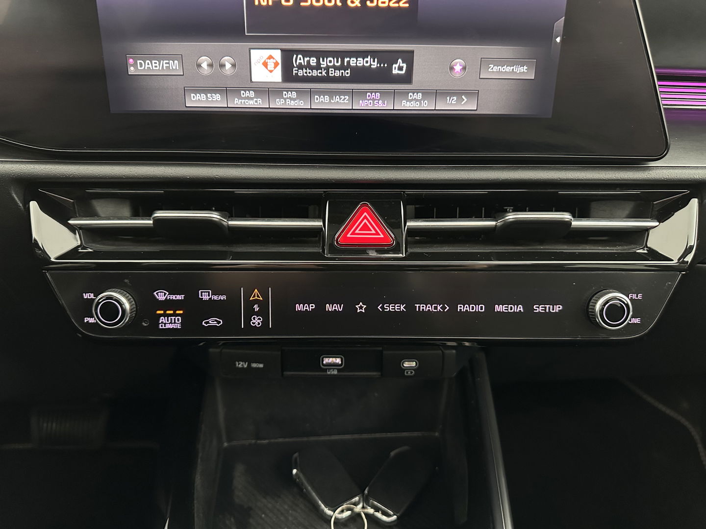 Kia Niro 1.6 GDi Hybrid Dynamic Plus Line (INCL-BTW) Aut. *PANO | HEAD-UP | LEATHER | DIGI-COCKPIT | NAVI-FULLMAP | DAB | ADAPTIVE-CRUISE | CAMERA | HEATED-COMFORTSEATS | KEYLESS | PRIVACYGLASS | SHIFTPADDLES | CARPLAY | TOWBAR | 16"