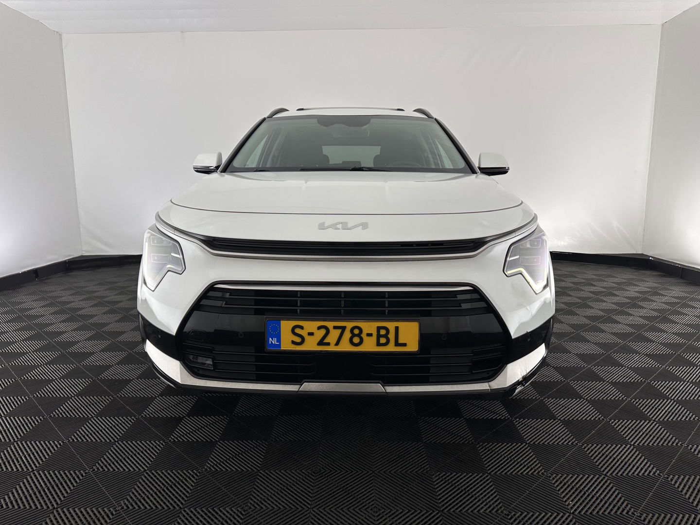 Kia Niro 1.6 GDi Hybrid Dynamic Plus Line (INCL-BTW) Aut. *PANO | HEAD-UP | LEATHER | DIGI-COCKPIT | NAVI-FULLMAP | DAB | ADAPTIVE-CRUISE | CAMERA | HEATED-COMFORTSEATS | KEYLESS | PRIVACYGLASS | SHIFTPADDLES | CARPLAY | TOWBAR | 16"