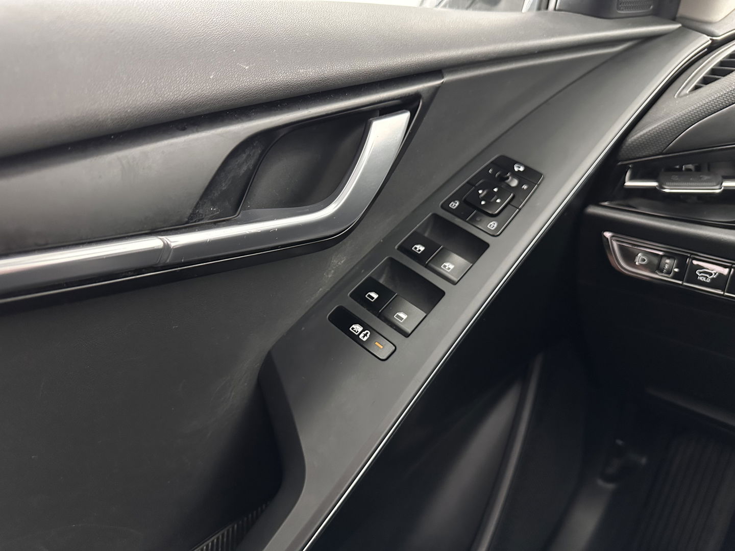 Kia Niro 1.6 GDi Hybrid Dynamic Plus Line (INCL-BTW) Aut. *PANO | HEAD-UP | LEATHER | DIGI-COCKPIT | NAVI-FULLMAP | DAB | ADAPTIVE-CRUISE | CAMERA | HEATED-COMFORTSEATS | KEYLESS | PRIVACYGLASS | SHIFTPADDLES | CARPLAY | TOWBAR | 16"