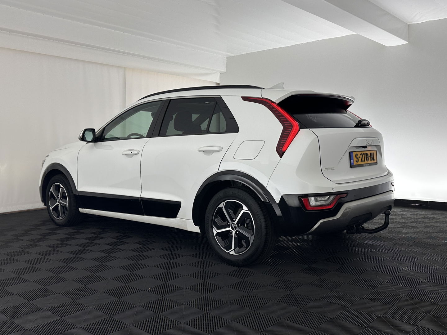 Kia Niro 1.6 GDi Hybrid Dynamic Plus Line (INCL-BTW) Aut. *PANO | HEAD-UP | LEATHER | DIGI-COCKPIT | NAVI-FULLMAP | DAB | ADAPTIVE-CRUISE | CAMERA | HEATED-COMFORTSEATS | KEYLESS | PRIVACYGLASS | SHIFTPADDLES | CARPLAY | TOWBAR | 16"