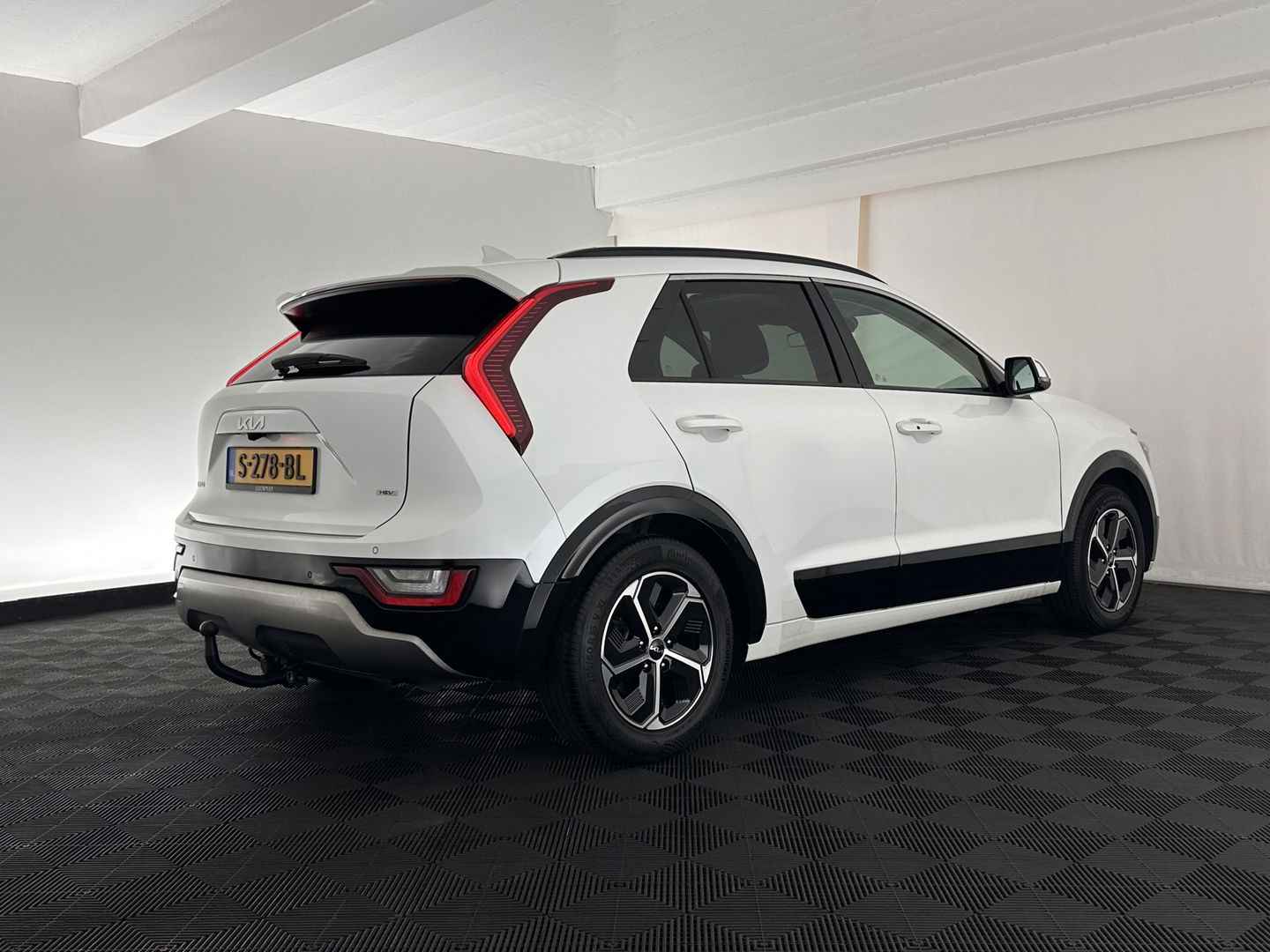 Kia Niro 1.6 GDi Hybrid Dynamic Plus Line (INCL-BTW) Aut. *PANO | HEAD-UP | LEATHER | DIGI-COCKPIT | NAVI-FULLMAP | DAB | ADAPTIVE-CRUISE | CAMERA | HEATED-COMFORTSEATS | KEYLESS | PRIVACYGLASS | SHIFTPADDLES | CARPLAY | TOWBAR | 16"