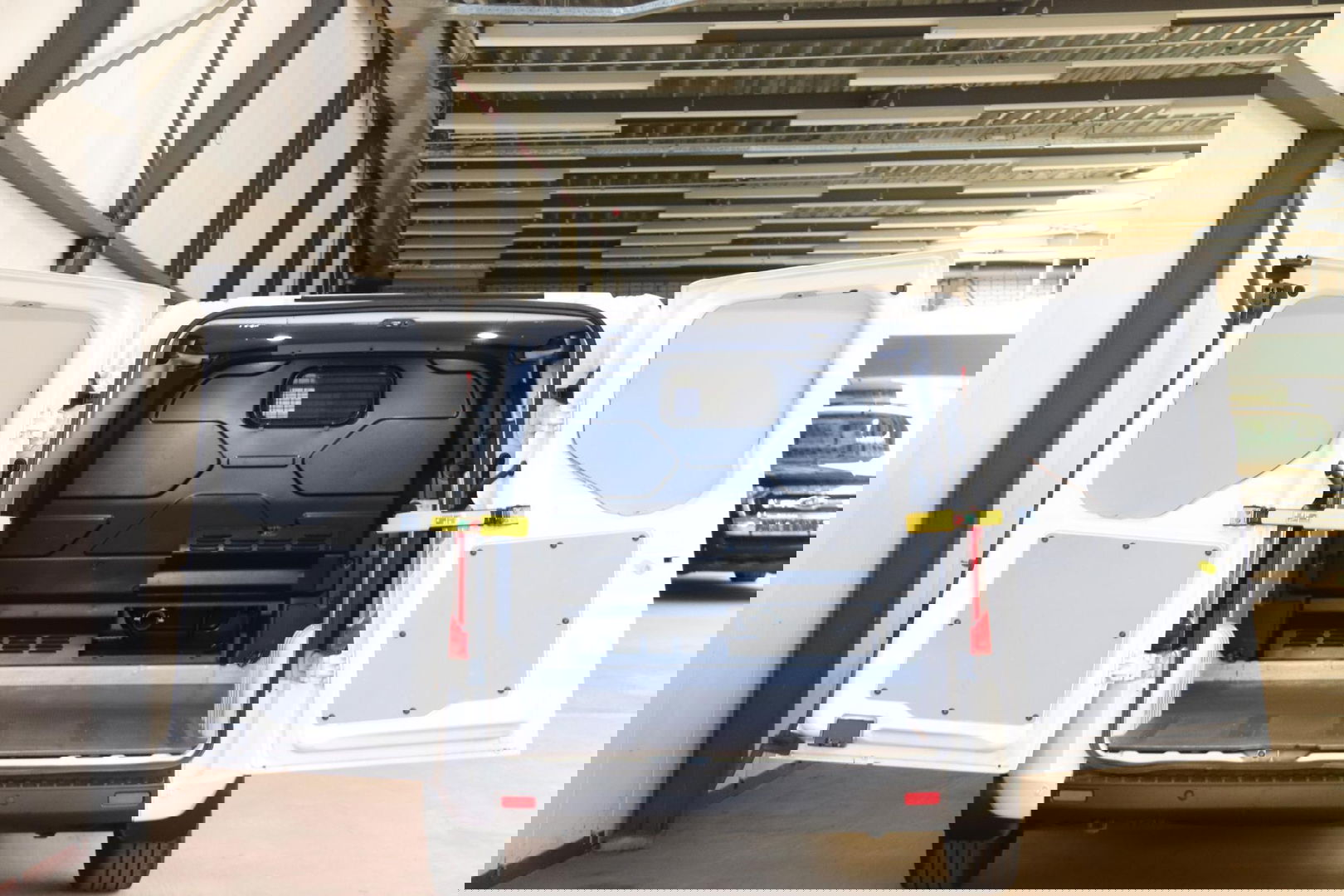 Ford Transit Custom 300L 2.0 TDCI L2H1 AUTOMAAT