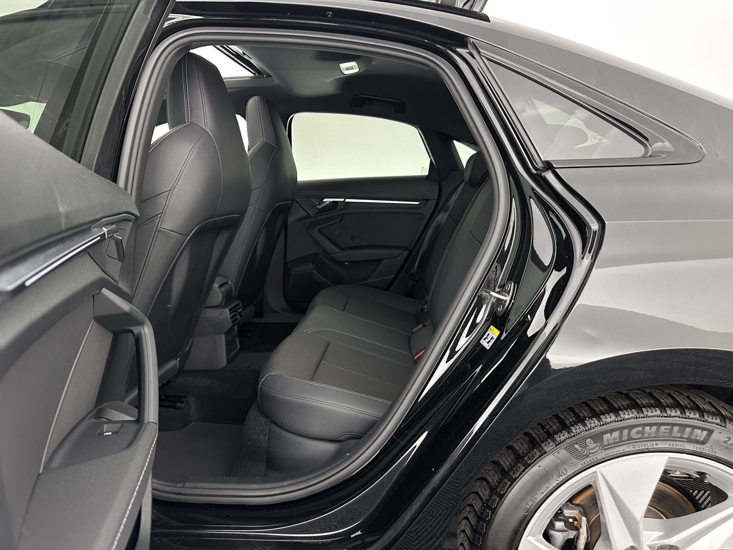 Audi A3 Limousine 35 TFSI S-Line Edition (INCL-BTW) Aut. *PANO | LEATHER-FABRIC | FULL-LED | AMBIENTLIGHT | SPORTSEATS | DIGI-COCKPIT | NAVI-FULLMAP | PRIVACYGLASS | SHIFTPADDLES | DAB+ | ADAPTIVE-CRUISE | 17"ALU*