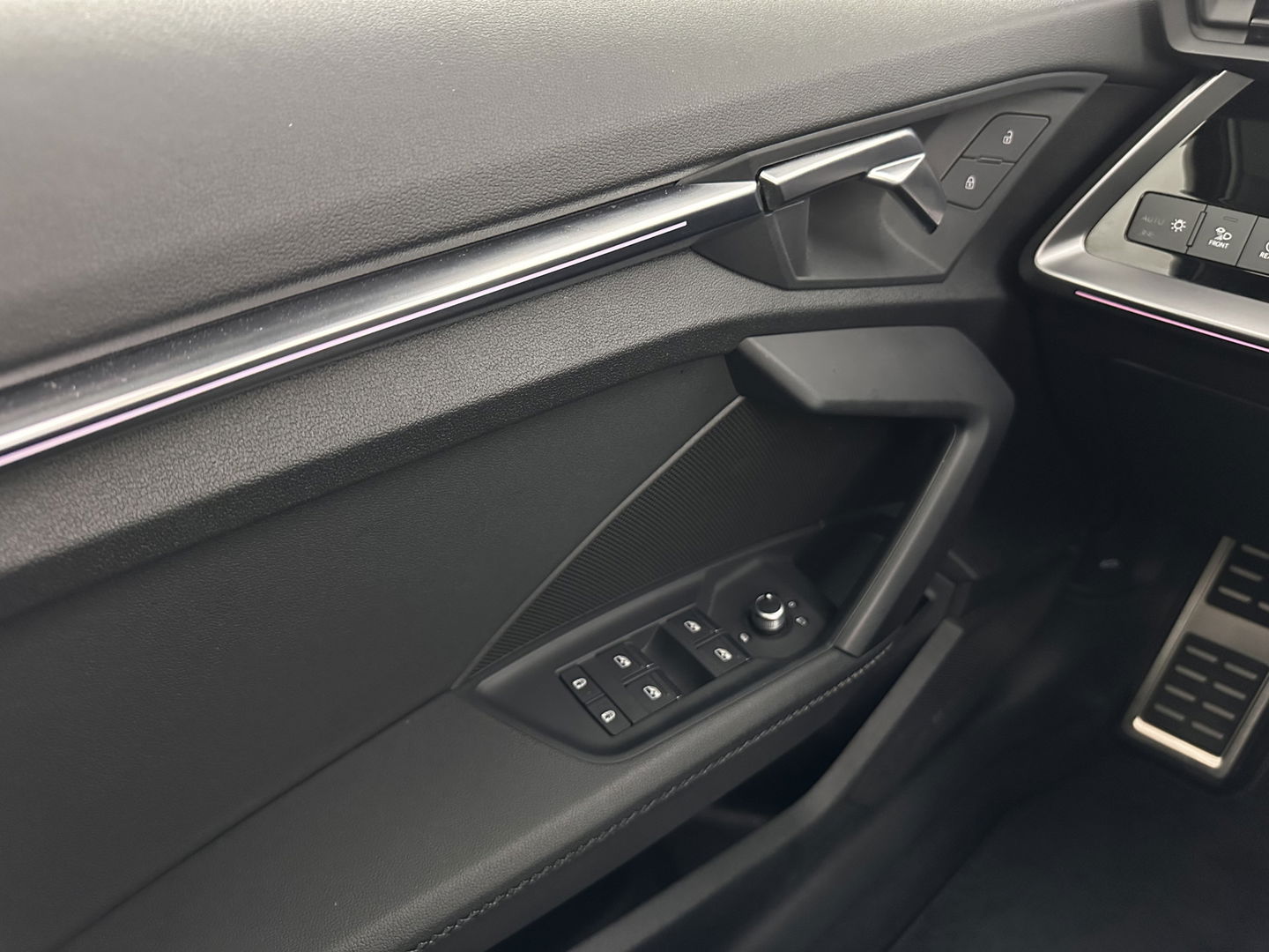 Audi A3 Limousine 35 TFSI S-Line Edition (INCL-BTW) Aut. *PANO | LEATHER-FABRIC | FULL-LED | AMBIENTLIGHT | SPORTSEATS | DIGI-COCKPIT | NAVI-FULLMAP | PRIVACYGLASS | SHIFTPADDLES | DAB+ | ADAPTIVE-CRUISE | 17"ALU*