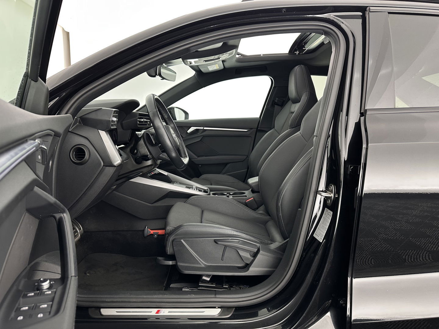 Audi A3 Limousine 35 TFSI S-Line Edition (INCL-BTW) Aut. *PANO | LEATHER-FABRIC | FULL-LED | AMBIENTLIGHT | SPORTSEATS | DIGI-COCKPIT | NAVI-FULLMAP | PRIVACYGLASS | SHIFTPADDLES | DAB+ | ADAPTIVE-CRUISE | 17"ALU*