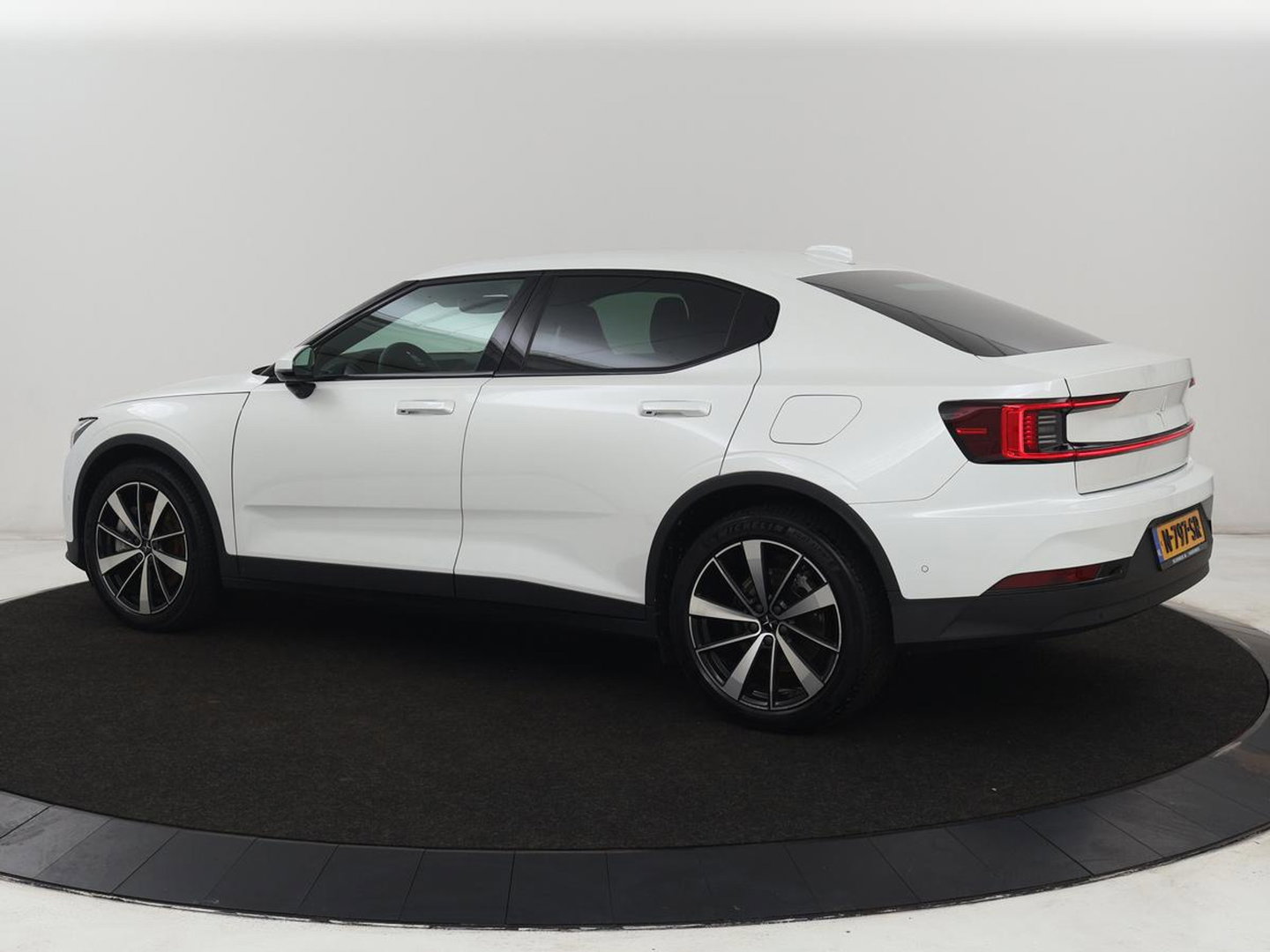 Polestar 2 Long Range Single Motor 78 kWh | Stoelverwarming | 360 Camera | Adaptive cruise | Park Assist | Carplay | Full LED | Keyless | Full LED | Navigatie