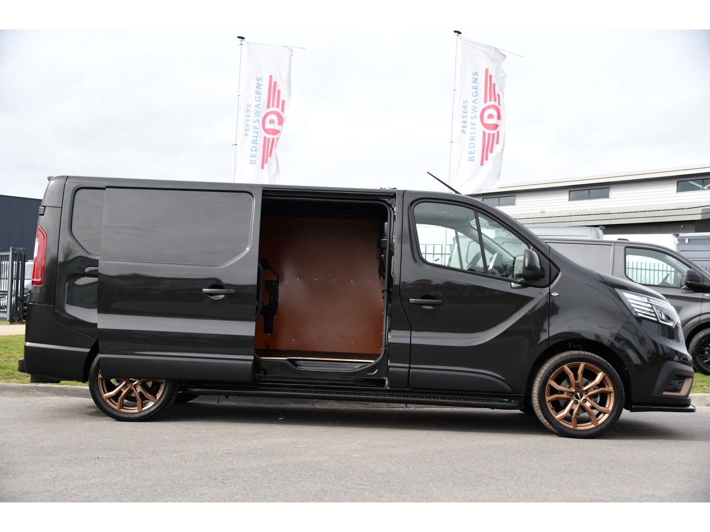 Renault Trafic 2.0 dCi 150 T30 L2H1 PB Edition Camera, Cruise, Carplay, LED, 150pk, Leder, Trekhaak, Automaat, Multimedia, Uniek!