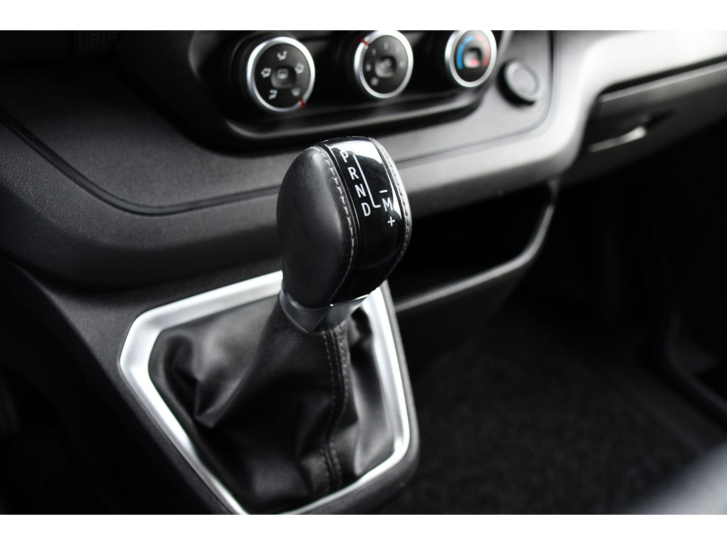 Renault Trafic 2.0 dCi 150 T30 L2H1 PB Edition Camera, Cruise, Carplay, LED, 150pk, Leder, Trekhaak, Automaat, Multimedia, Uniek!