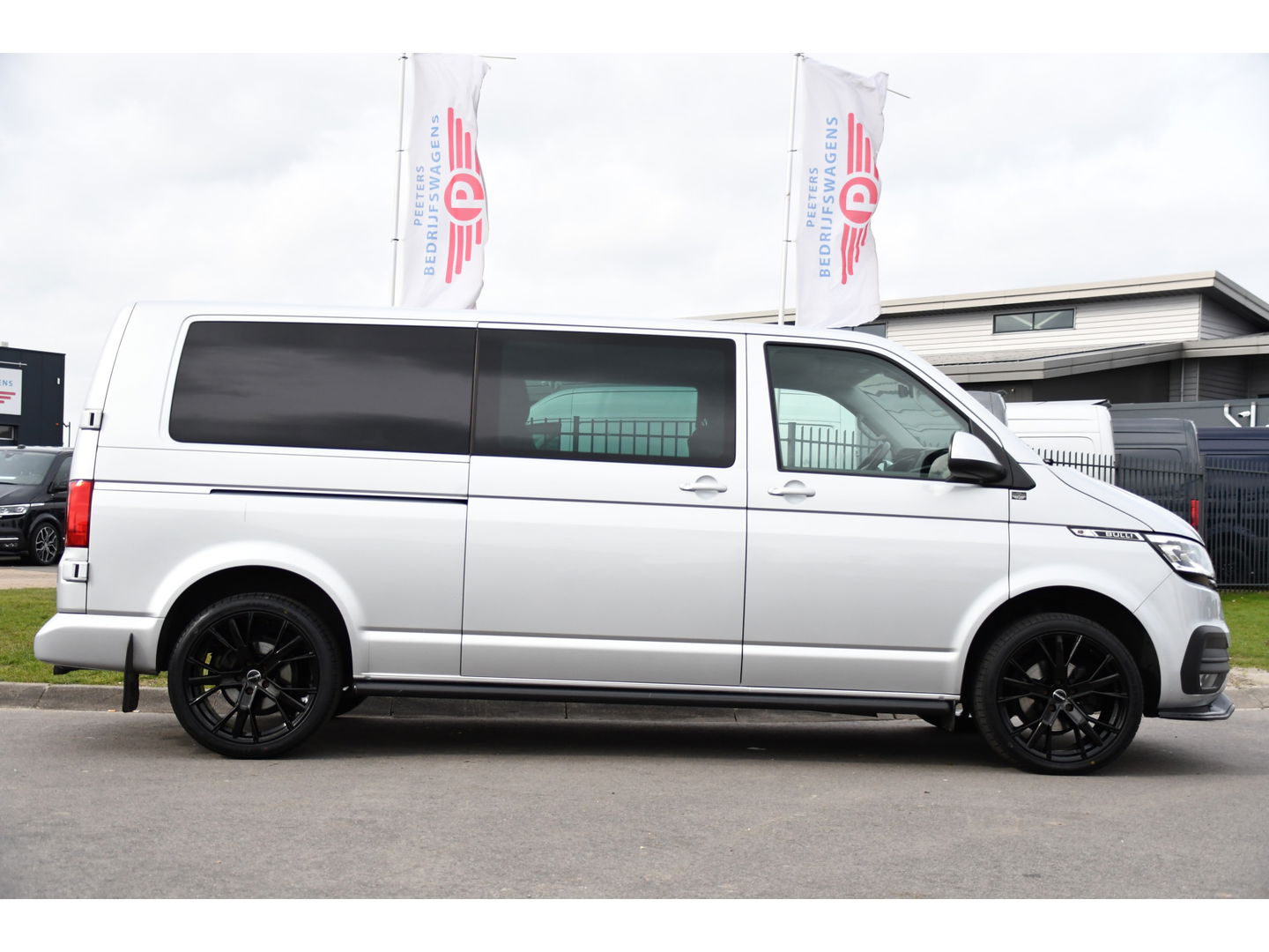 Volkswagen Transporter 2.0 TDI L2H1 30 DC Bulli Virtual, Adaptieve Cruise, Camera, Carplay, LED, Elektrische deur, Standkachel, Stoelverwarming, Trekhaak, Uniek!