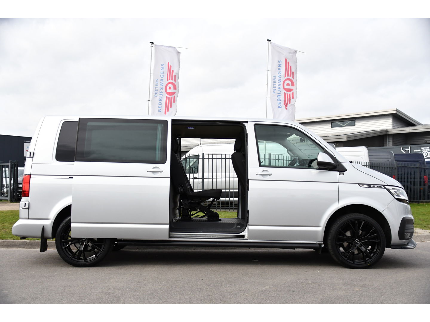 Volkswagen Transporter 2.0 TDI L2H1 30 DC Bulli Virtual, Adaptieve Cruise, Camera, Carplay, LED, Elektrische deur, Standkachel, Stoelverwarming, Trekhaak, Uniek!